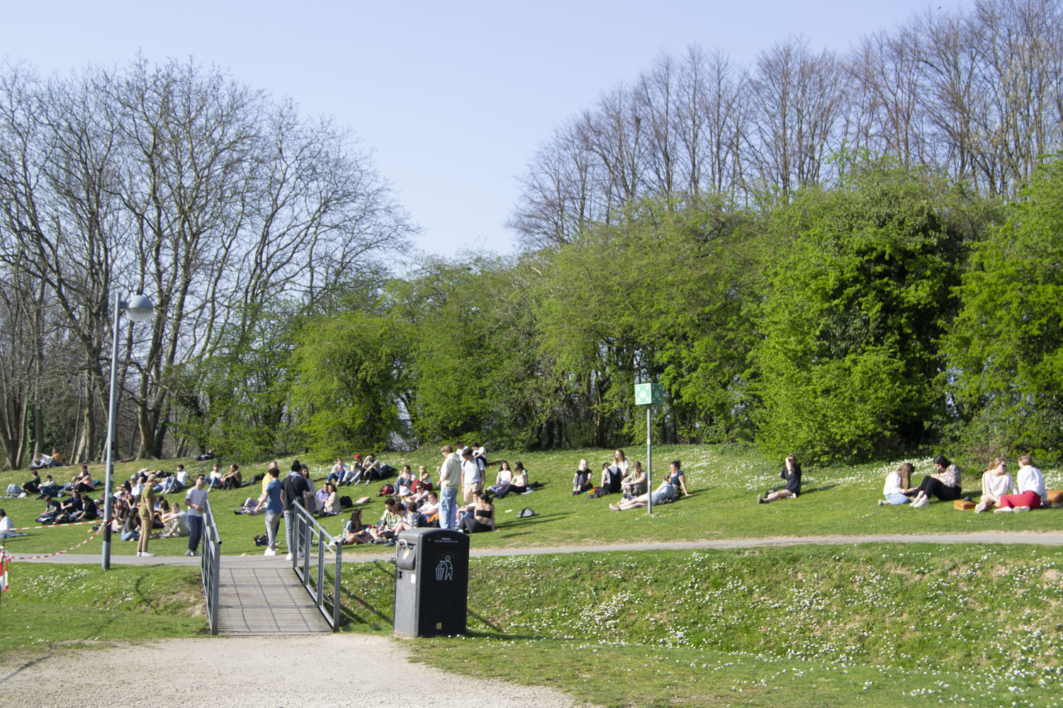 Les étudiants de cette grande université flamande bénéficient d’un grand campus pour se retrouver au soleil entre deux cours © Globe Reporters