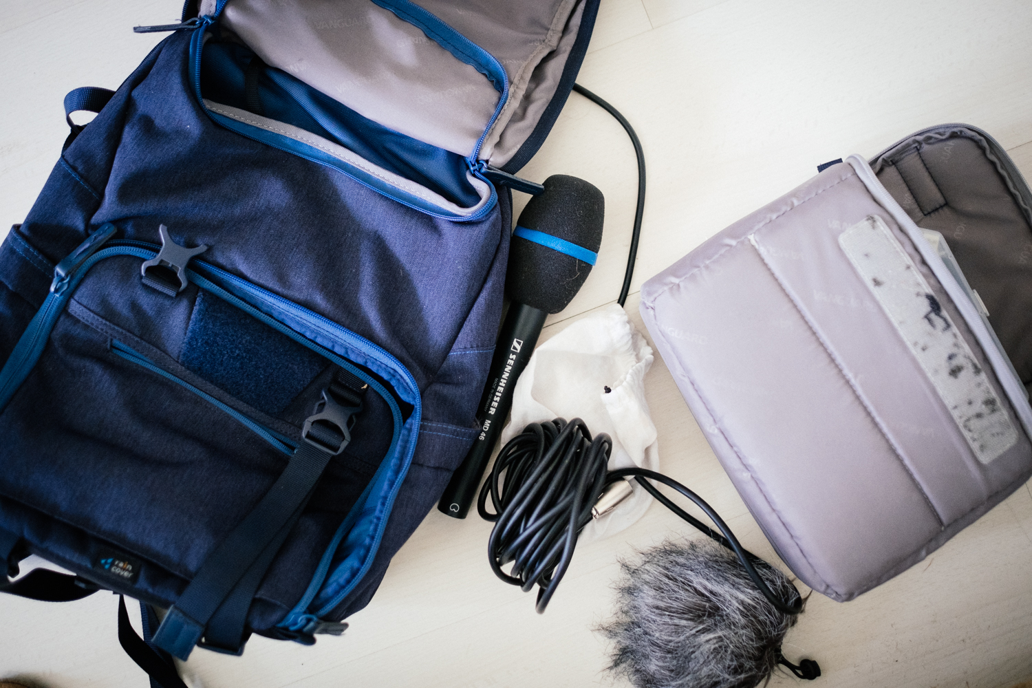Léonor prépare son sac de matériel : micro, enregistreur, câble, piles, appareil photo et objectifs © Globe Reporters 
