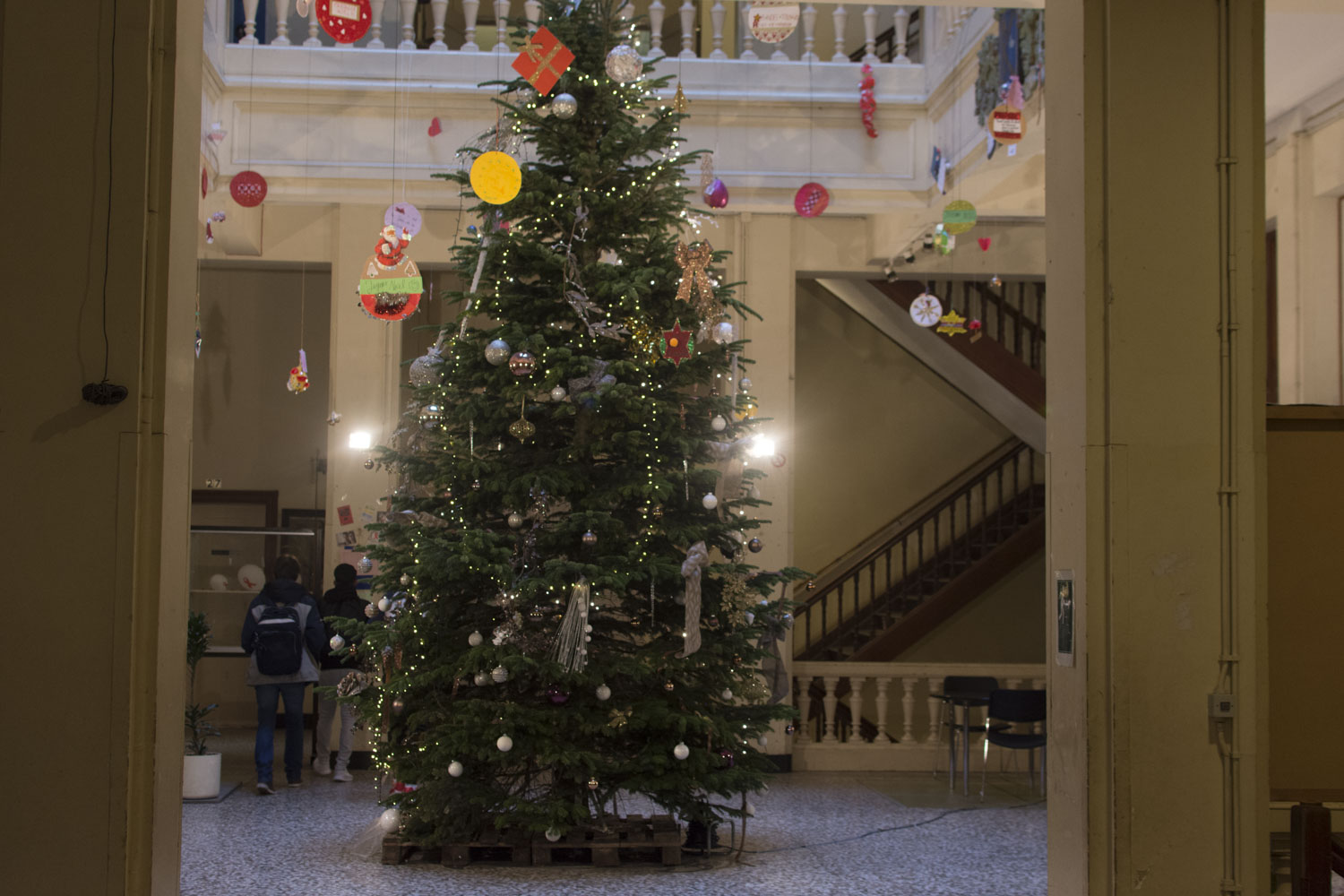 Dans le hall d’entrée, le sapin de Noël vit ses derniers moments de grâce avant d’être retiré