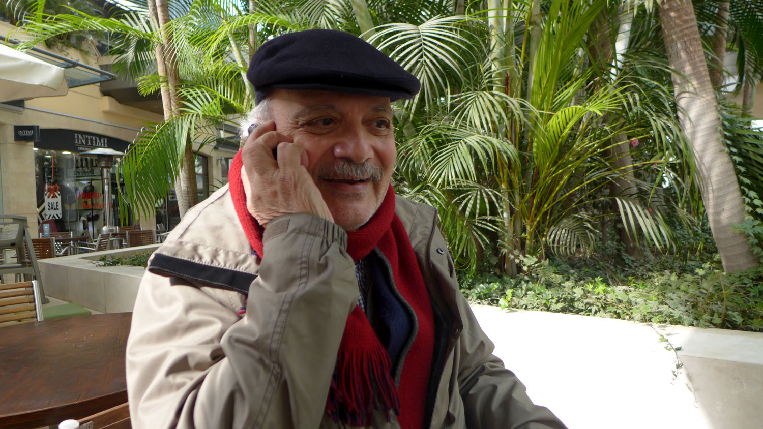 Paul René Safa interrompu par un coup de téléphone.