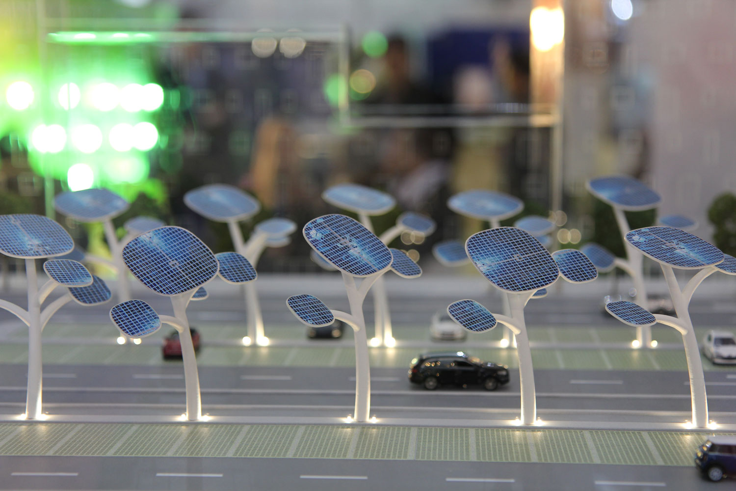 Dans la galerie de l’innovation, les entreprises présentent le produit de leurs recherches. La maquette d’un projet d ‘ « arbres » solaires au bord d’une route. Crédit Photo Valérie Rohart