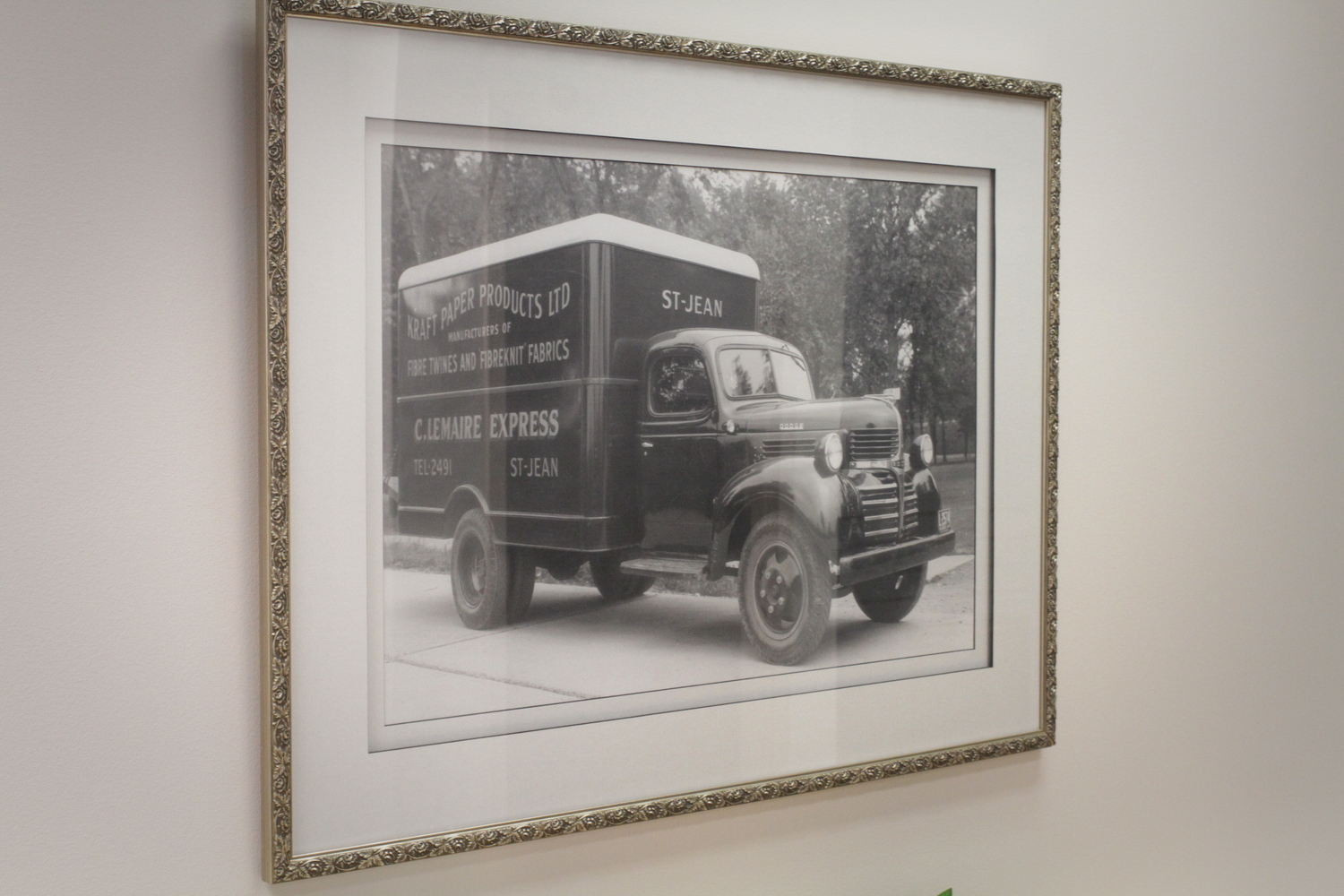Dans le couloir, une photographie d’un ancien camion.