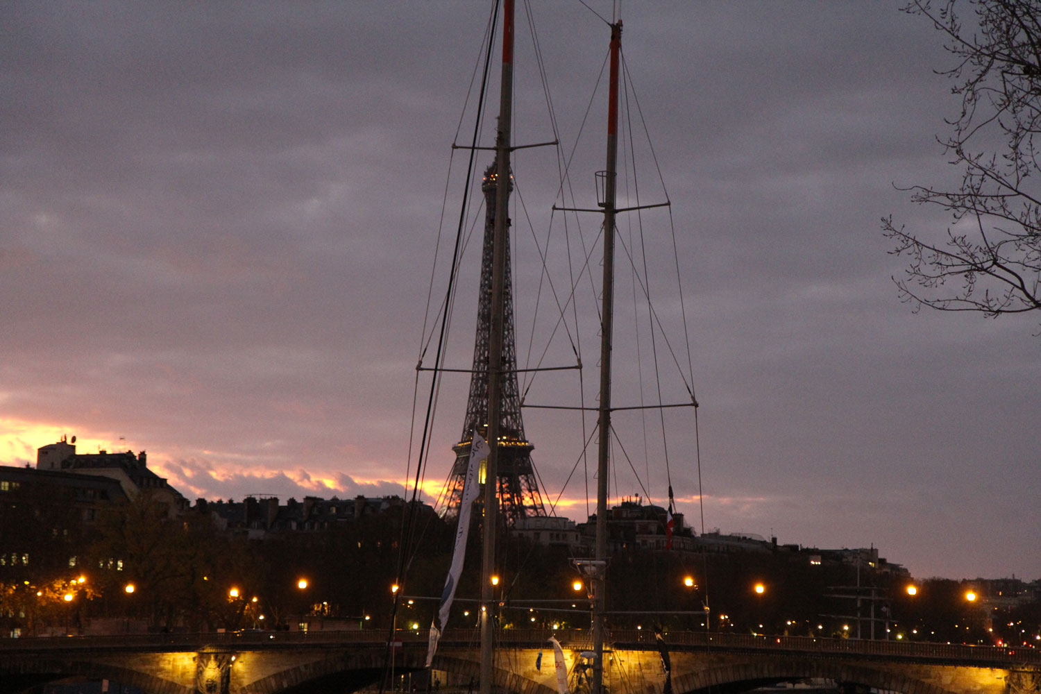 La Tour Eiffel se mélange au double mât du bateau Tara. Crédit Valérie Rohart