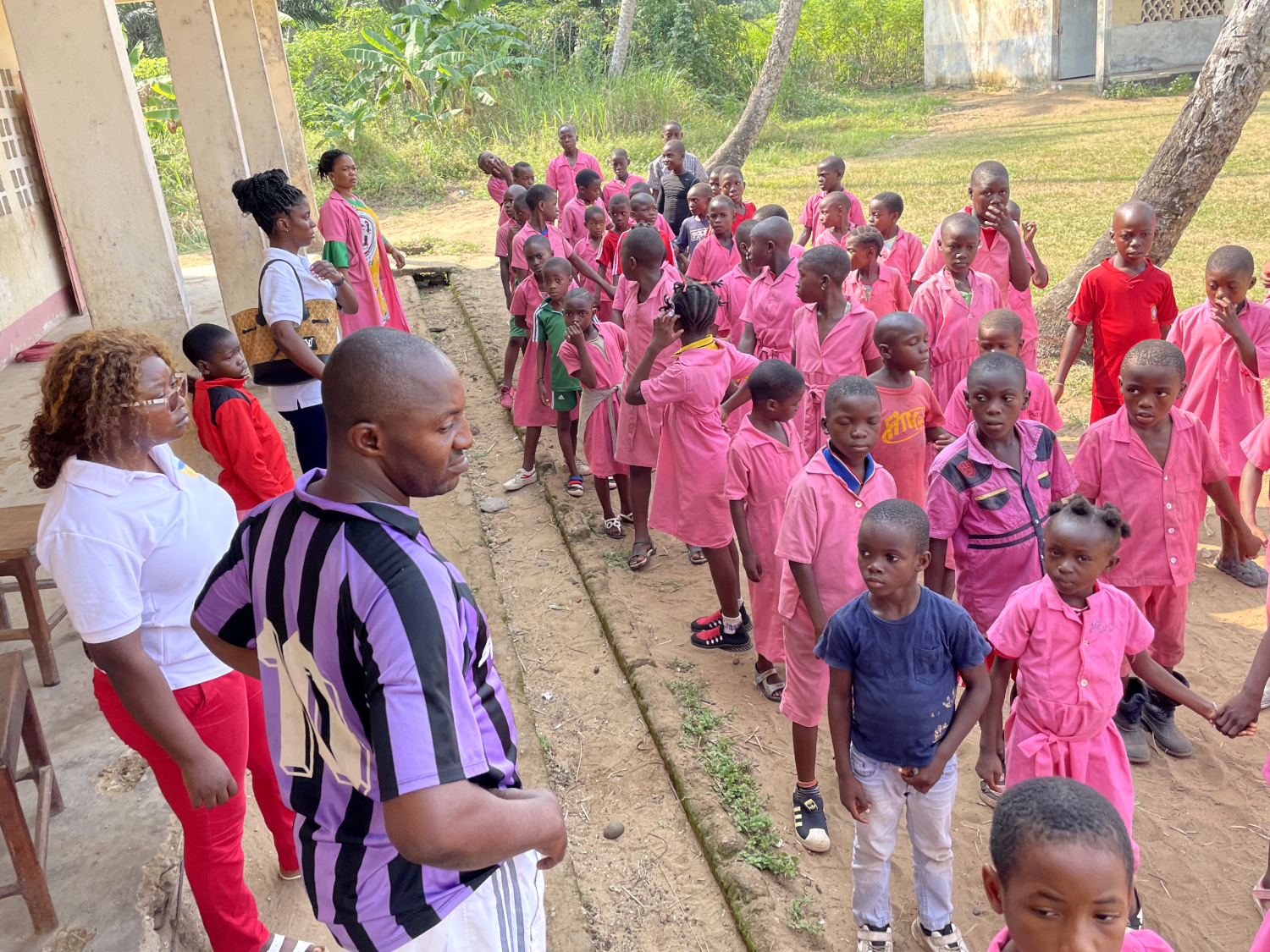 Placide ETOUNGUIRA entraîne les élèves de l’école primaire d’Ebodjé à défiler pour la fête de la jeunesse du Cameroun le 11 février © Globe Reporters