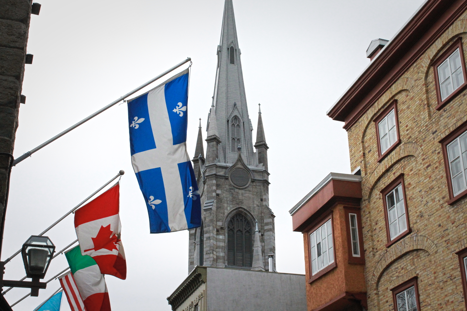 Drapeau du Québec dans la vieille ville de Québec © Globe Reporters