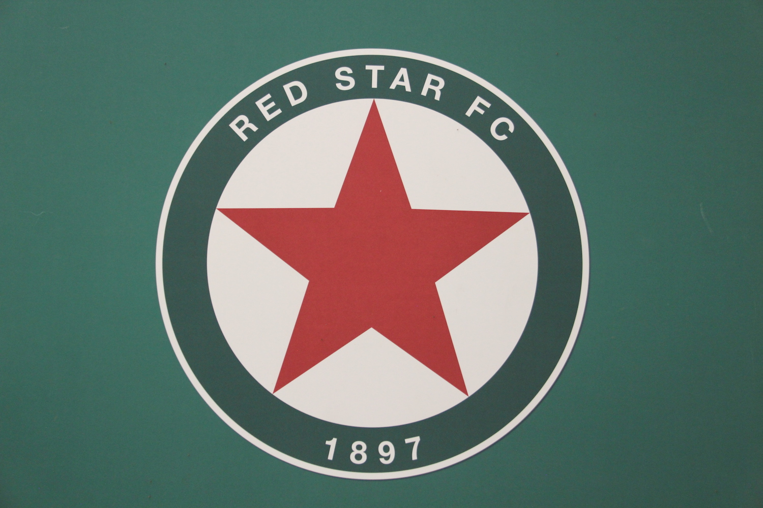 Le logo du Red Star, une étoile rouge bien connue © Globe Reporters
