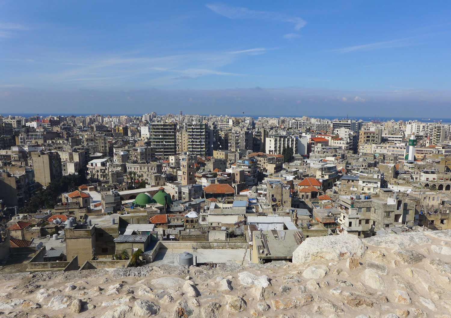 Plus loin, la ville nouvelle. À gauche, c’est la direction de Beyrouth. À droite, c’est la direction de la Syrie.