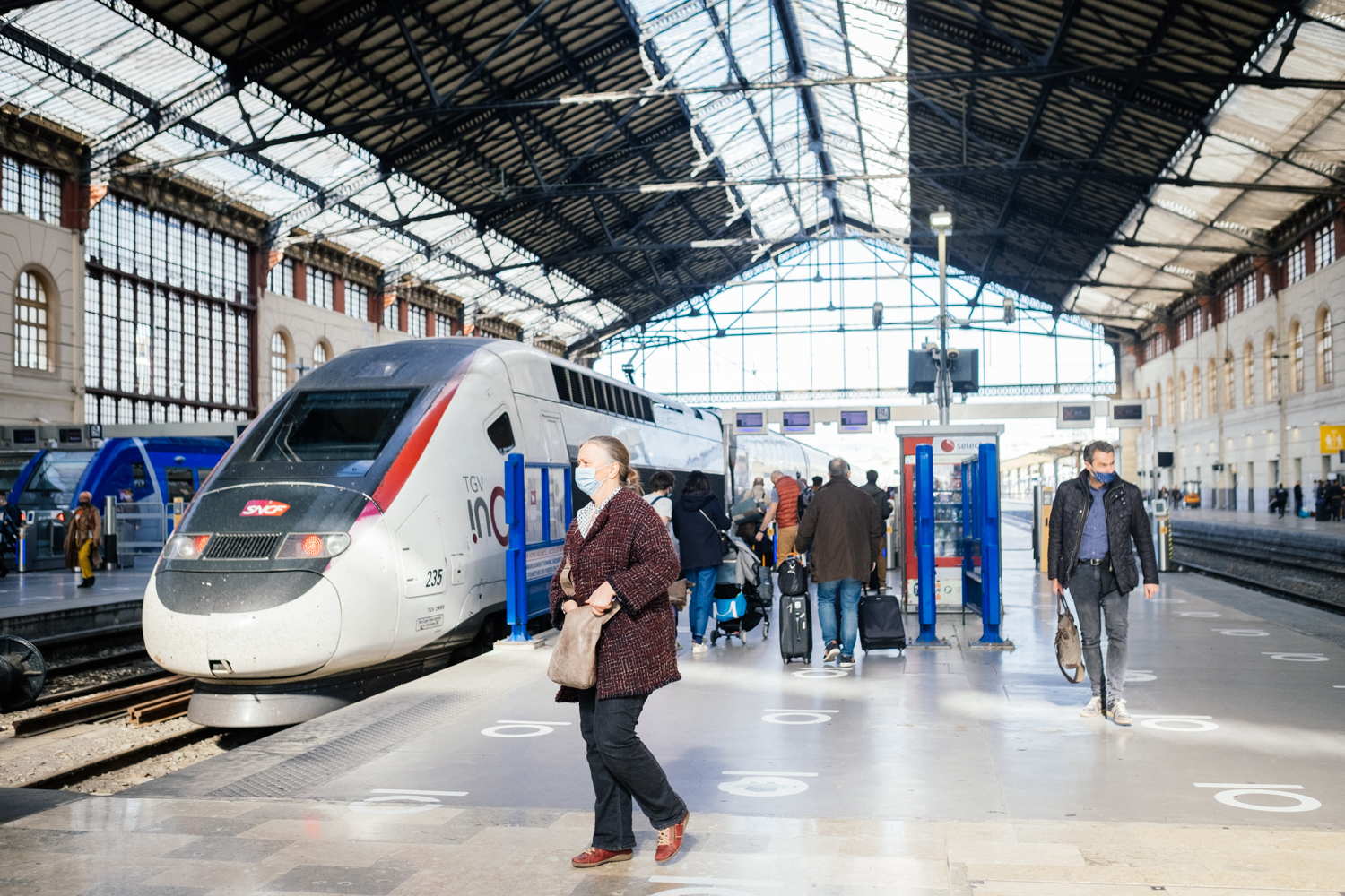 Ce 21 mars 2022, la gare de Marseille St Charles est pleine de gens qui s’apprêtent à prendre un train à grande vitesse, appelé TGV, qui permet de se rendre partout en France © Globe Reporters