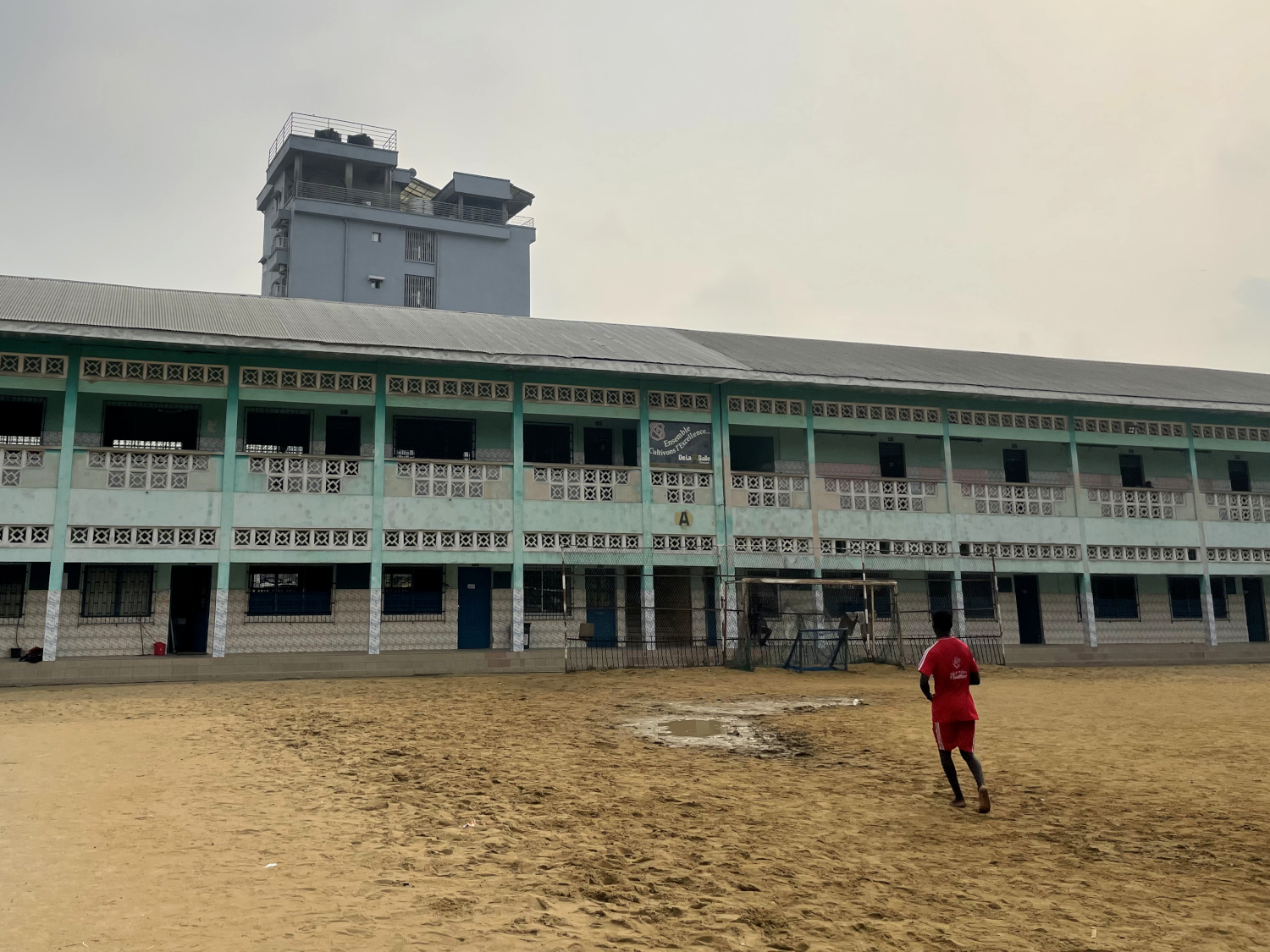 Vue des principaux bâtiments du collège de La Salle, à Douala © Globe Reporters