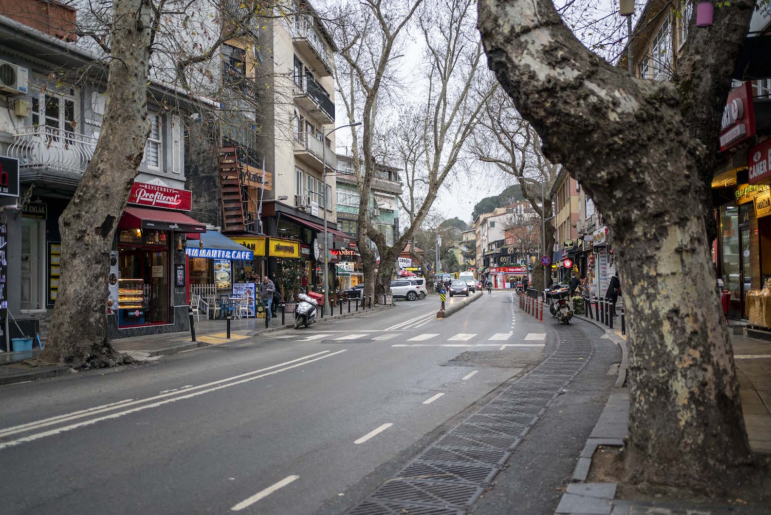 La rue principale de Çengelköy : seulement une voie de chaque côté : de sacrés embouteillages en fin de journée ! © Globe Reporters