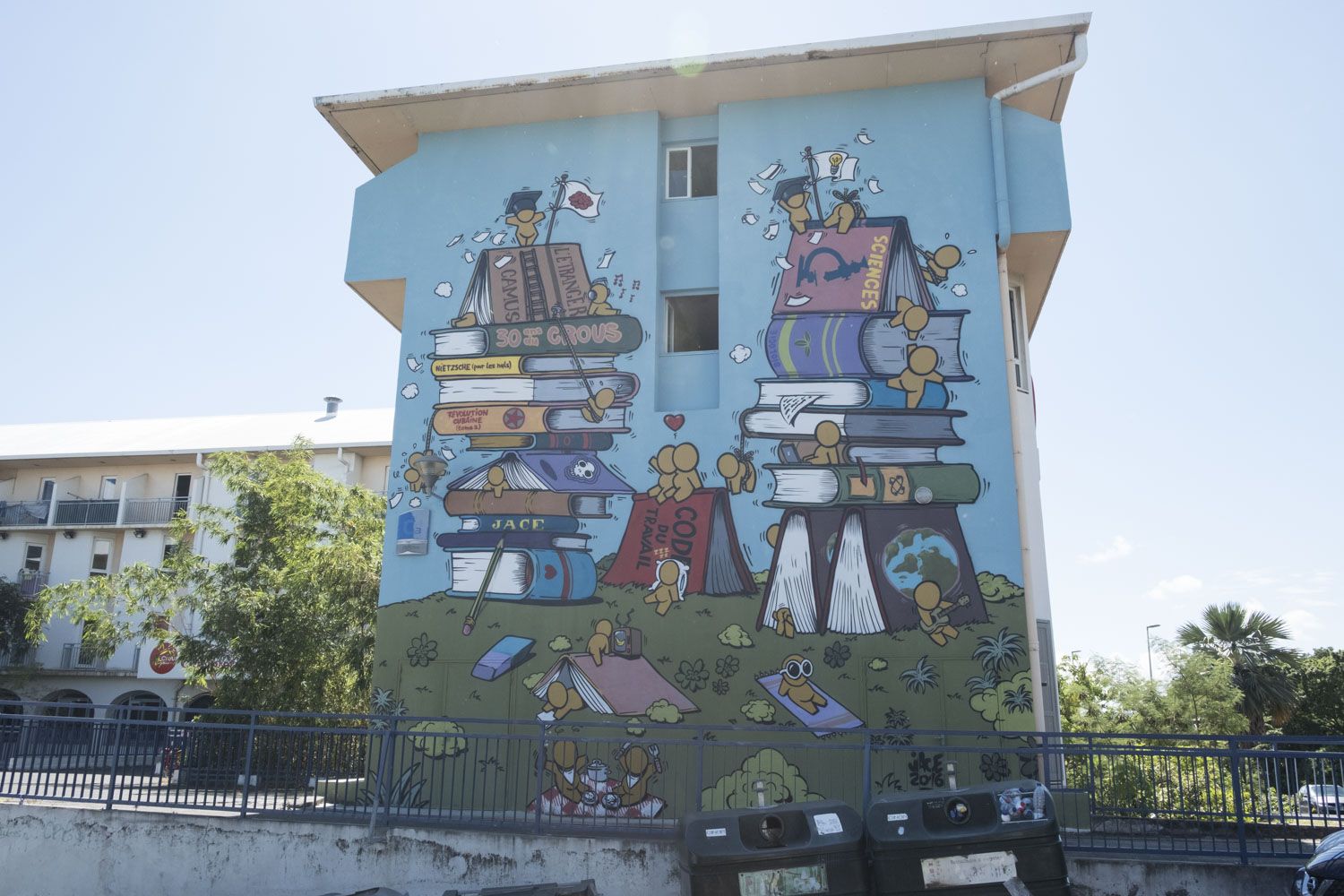 Une peinture murale sur le côté du bâtiment du CROUS.