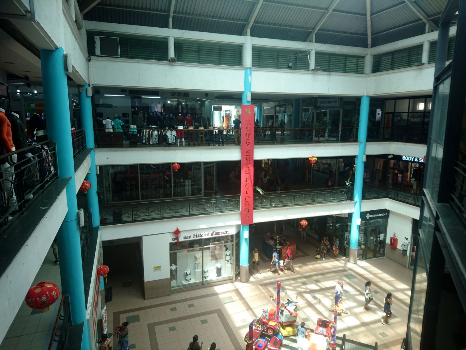 Le centre commercial dispose de trois niveaux, comprenant essentiellement des boutiques de vêtements et des restaurants.