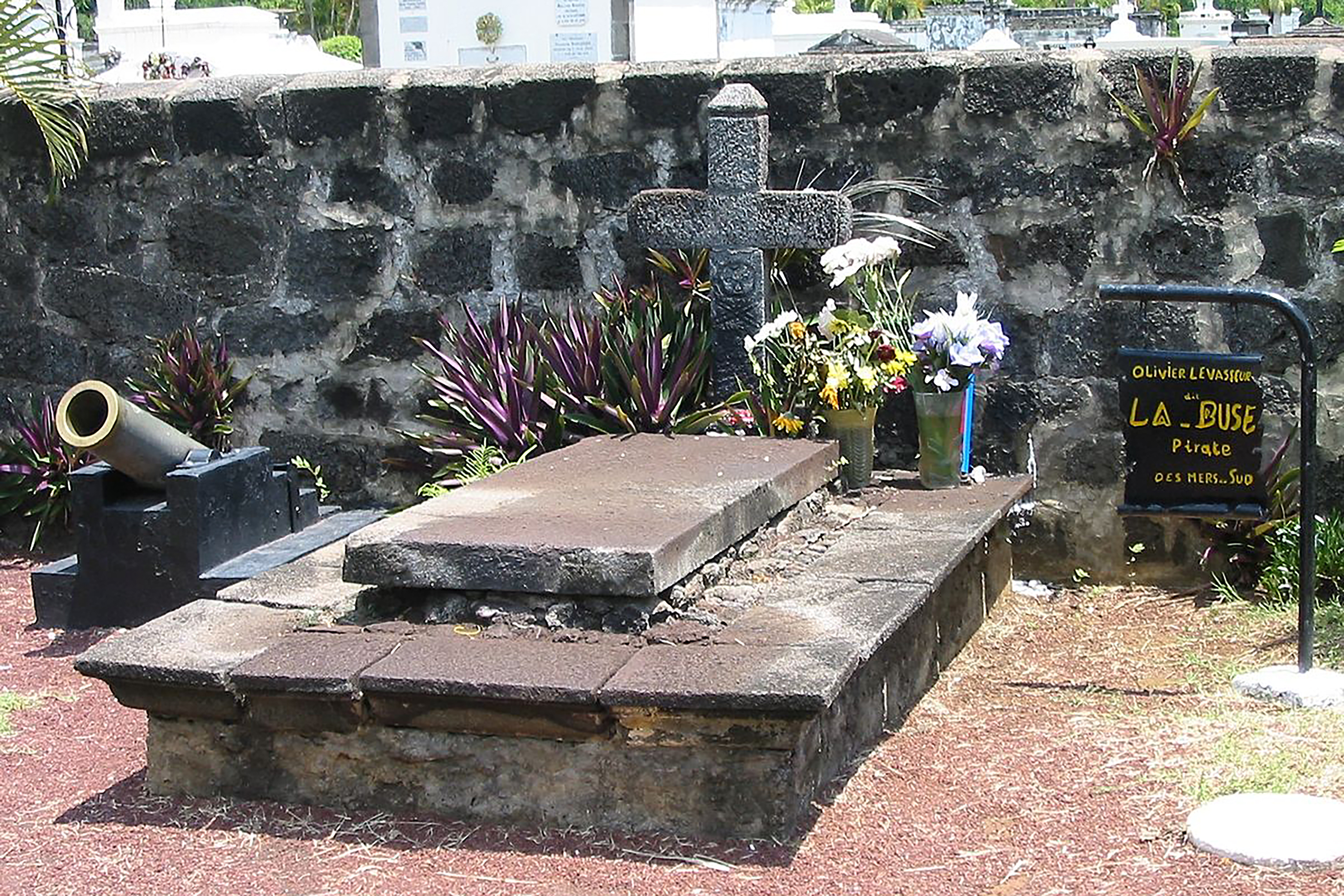 La tombe de La Buse au cimetière marin de Saint-Paul ne contient pas le corps du célèbre pirate !