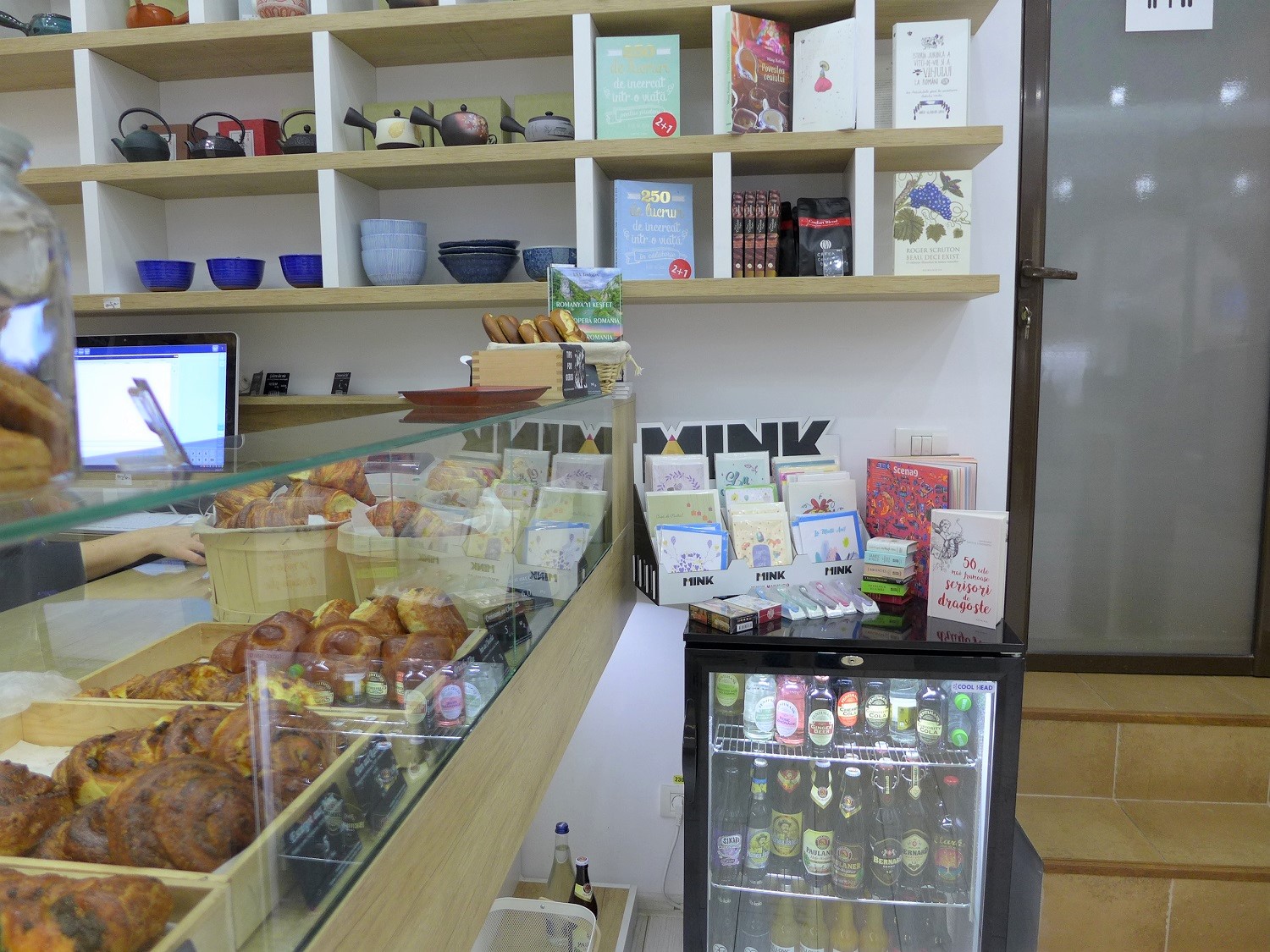 « La Petite bouffe » est à la fois une libraire, une pâtisserie et une boulangerie. C’est une alliance entre la chaîne de librairie Humanitas et la boulangerie artisanale Rue du pain.