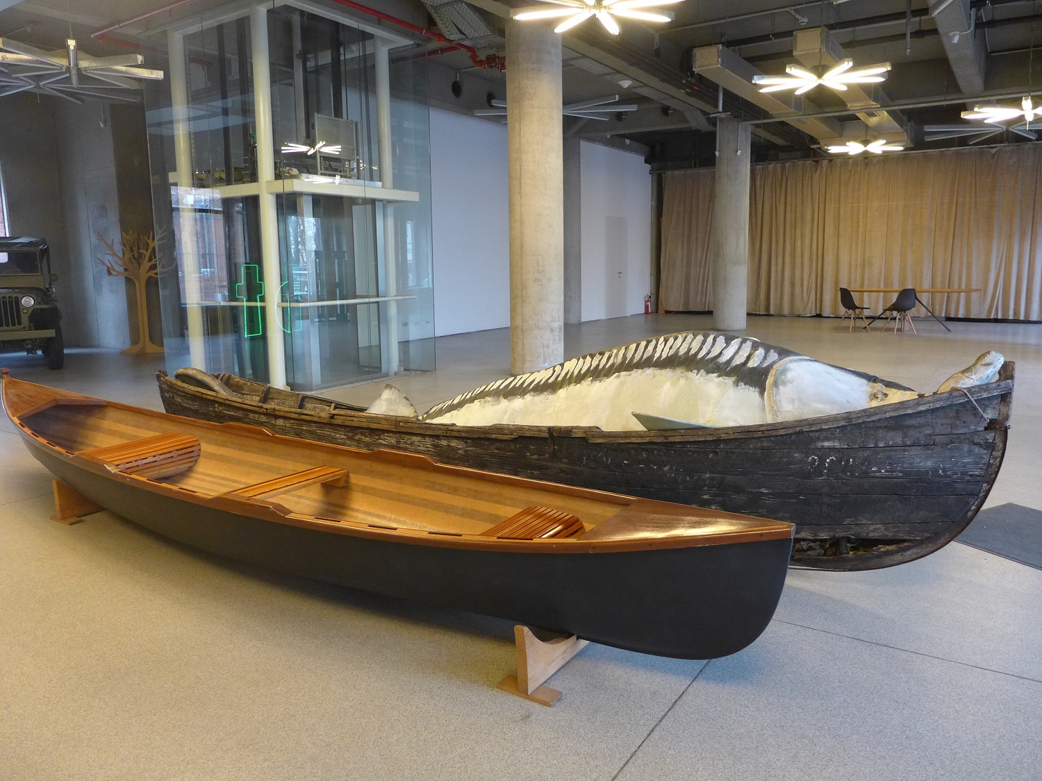 Côte à côte, dans l’entrée du bâtiment : une barque traditionnelle et une canotca, l’embarcation créée par l’association d’Ivan Patzaichin, qui mélange traditions et modernité.