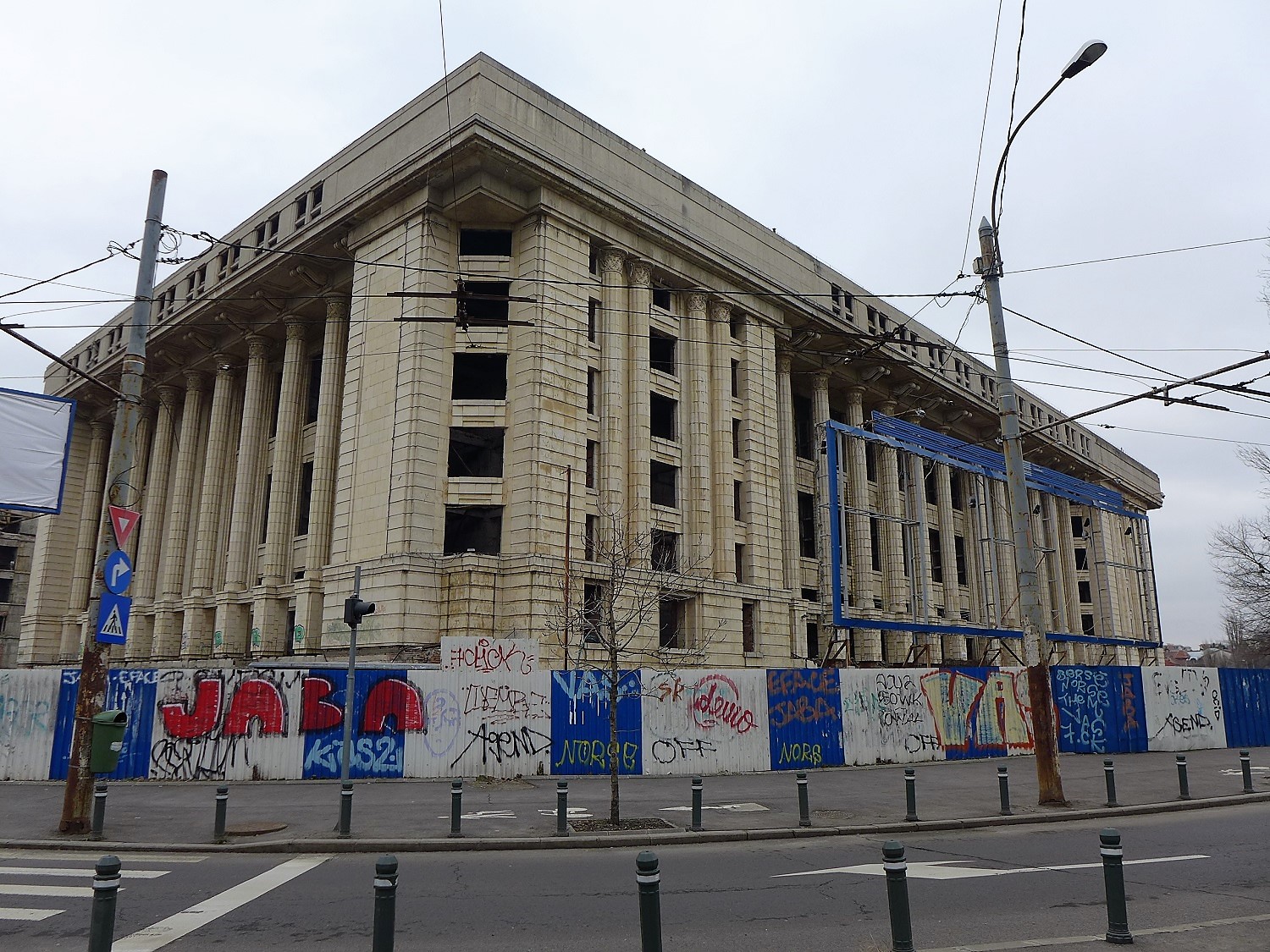 En face, un bâtiment inachevé et abandonné depuis la chute du régime communiste.
