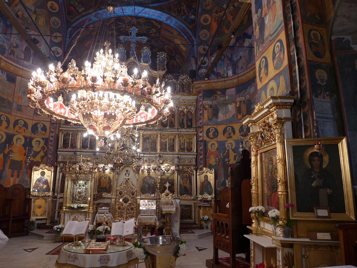 L’intérieur est richement décoré, comme la plupart des églises orthodoxes.