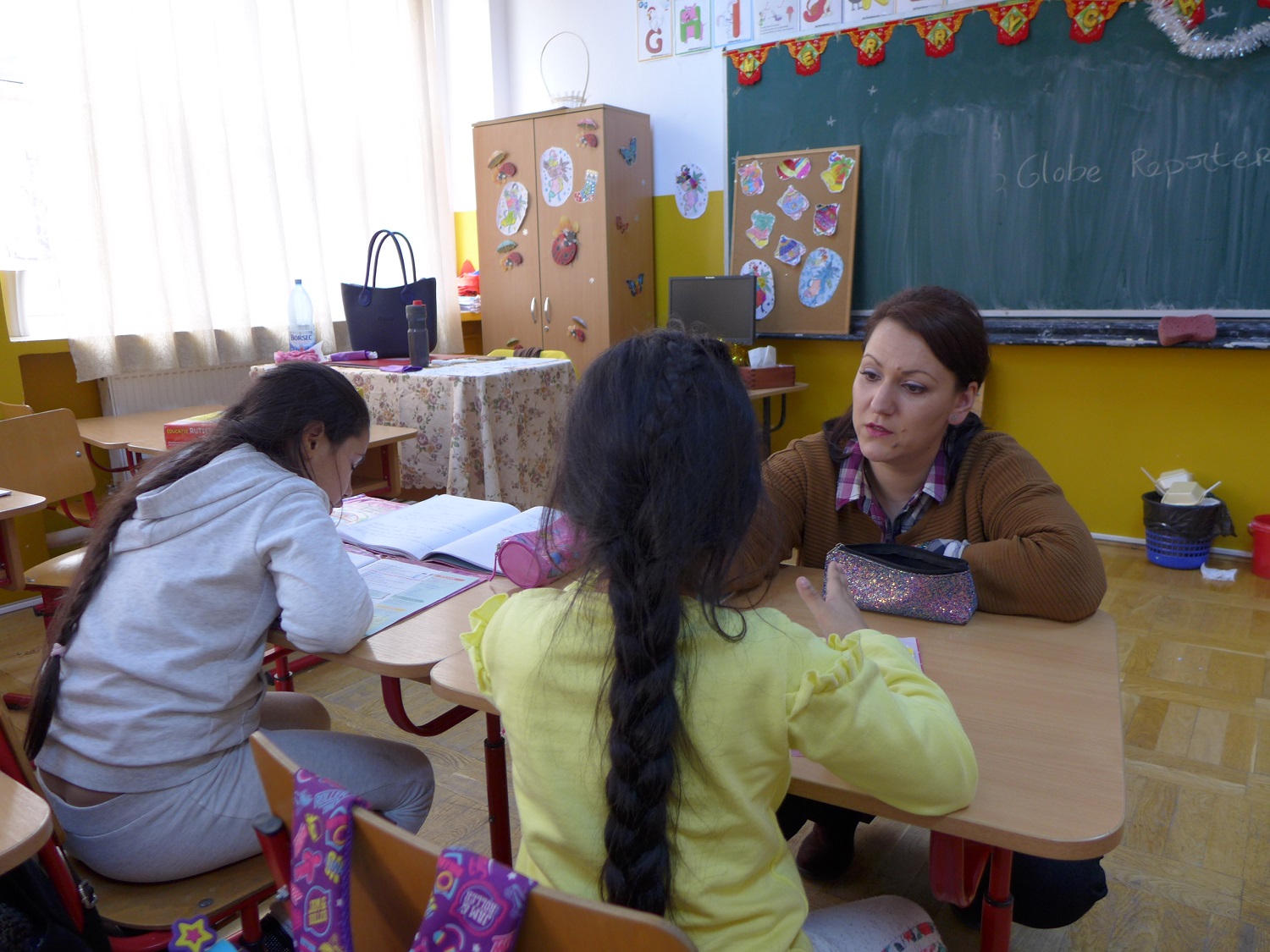 Ils sont encadrés et aidés par Ionela, une professeure qui travaille pour Salvati copiii.