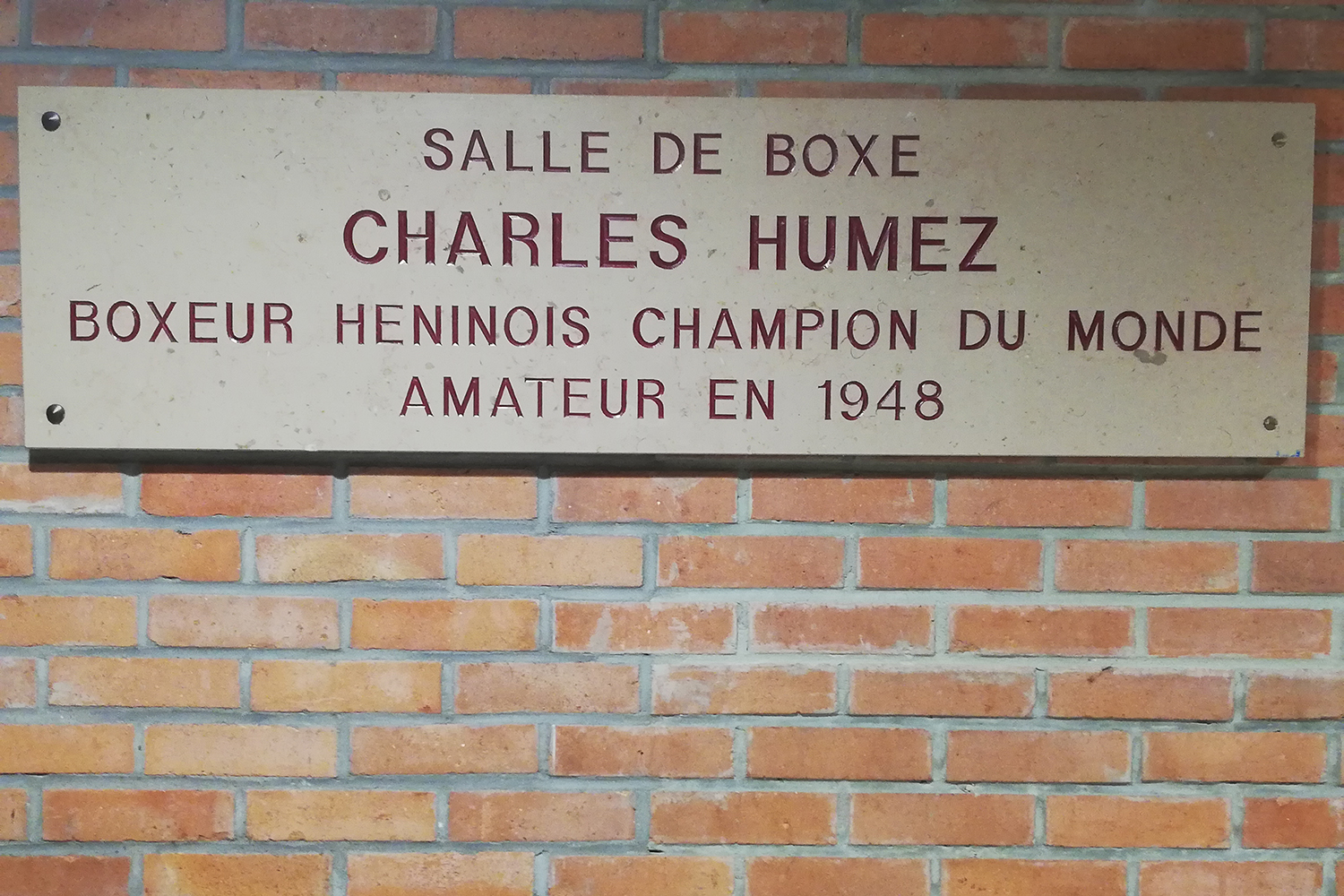 La salle de boxe porte le nom d’un autre champion héninois, Charles HUMEZ, champion du monde amateur en 1948.  