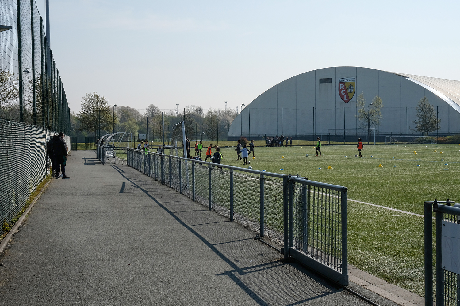Sur le stade synthétique à l’entrée du centre, de jeunes footballeurs participent à un stage football organisés pendant les vacances, les stages « sang et or ». 