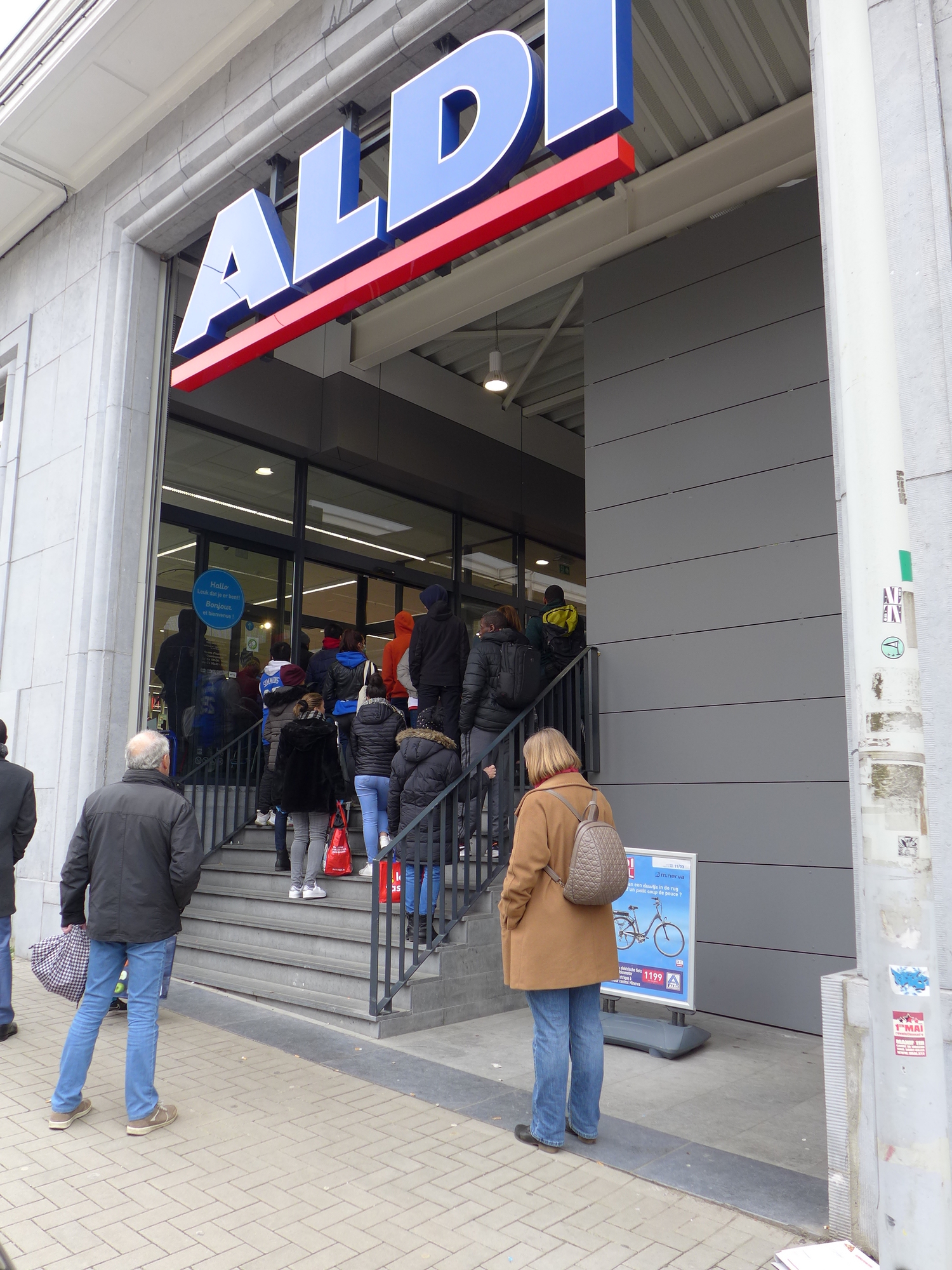 Pour éviter que le virus se transmette, le nombre de clients est limité dans les magasins et des queues se forment à l’extérieur d’un supermarché à Bruxelles.