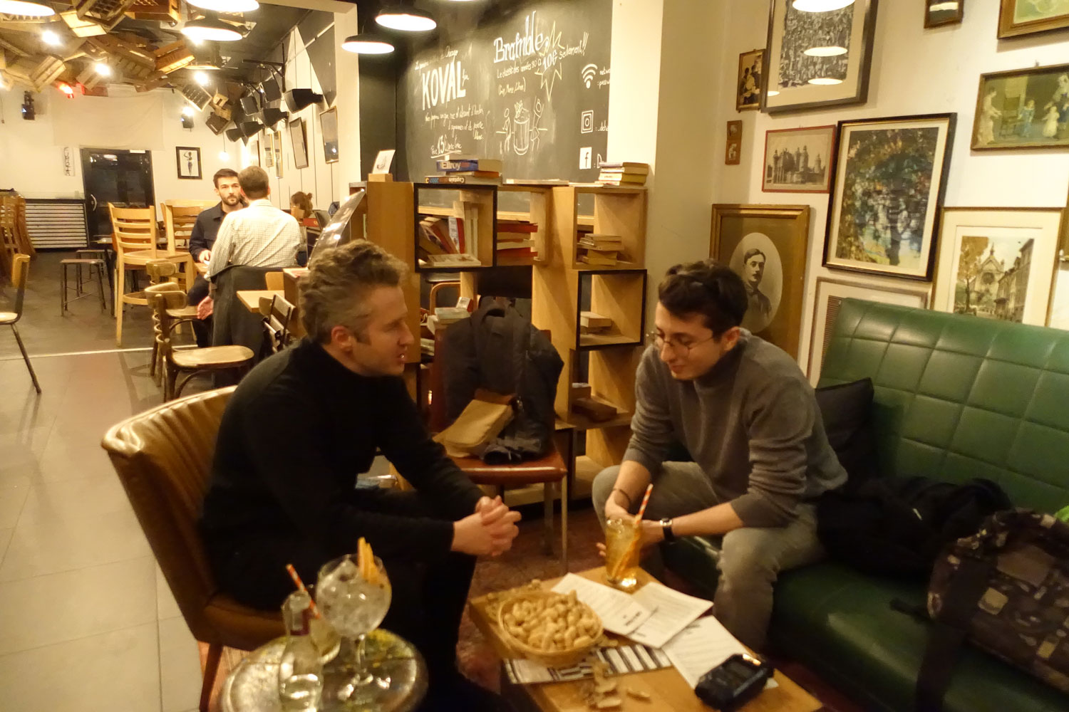 Virgile le prof et Ahmet, l’ancien élève, sont contents de se retrouver autour d’un verre © Globe Reporters