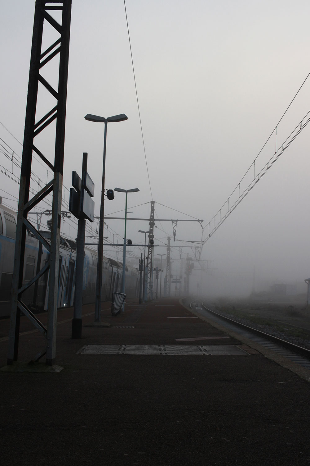 En gare de Melun, la présence du brouillard nous rappelle que la Seine n’est pas loin © Globe Reporters