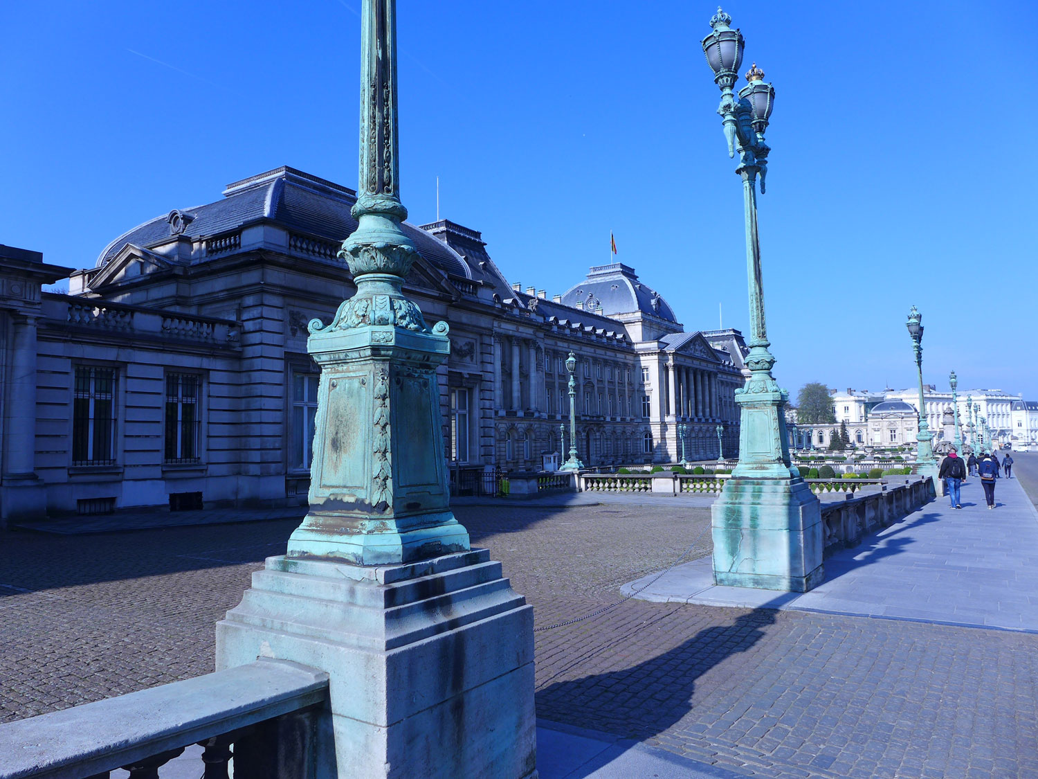… et du Palais royal bien sûr. La place s’appelle la Place des palais.