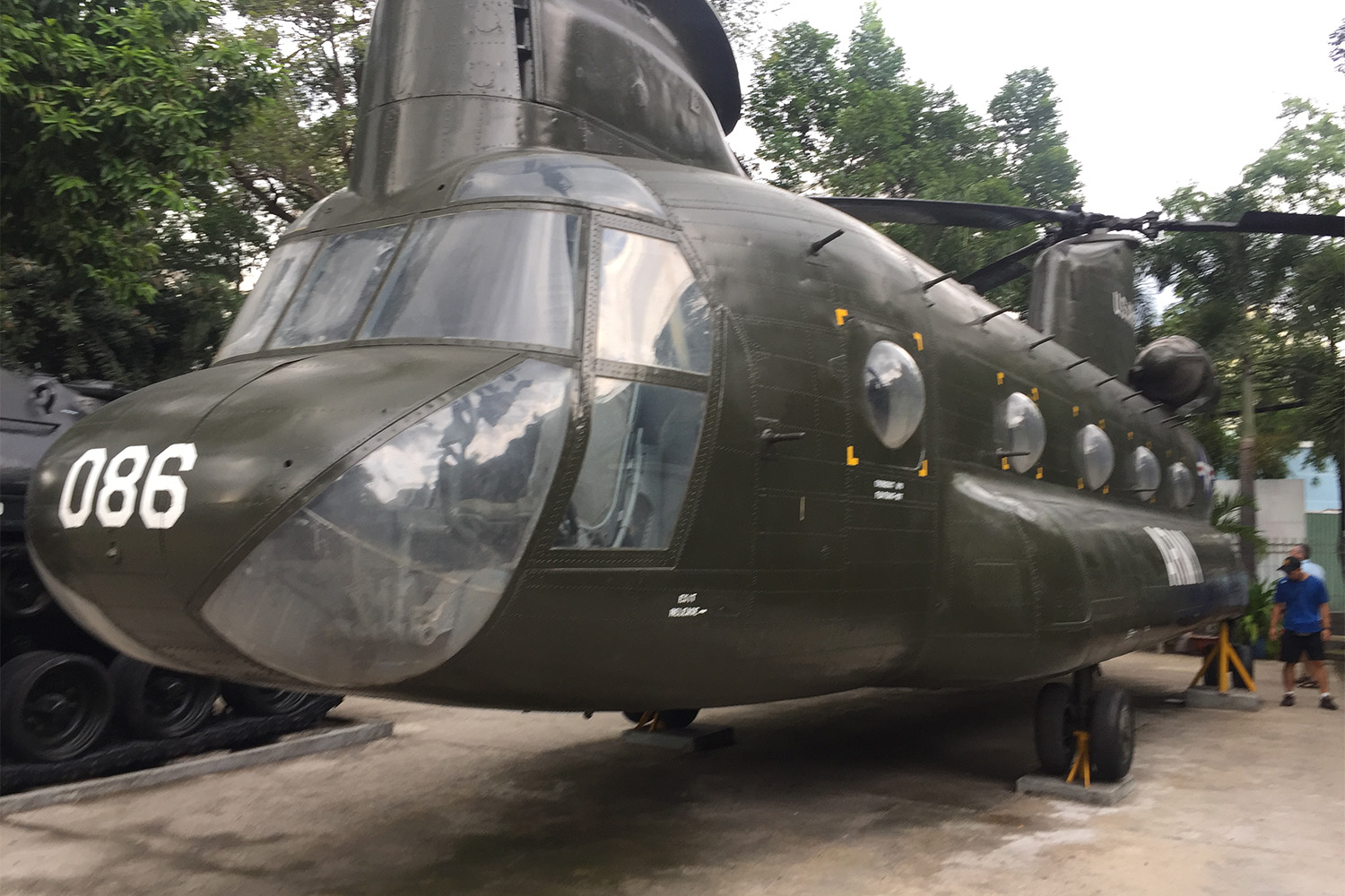 Des avions militaires américains utilisés pendant la guerre du Vietnam dans les années 70 sont exposés en dehors du musée des vestiges de la guerre de Saigon.