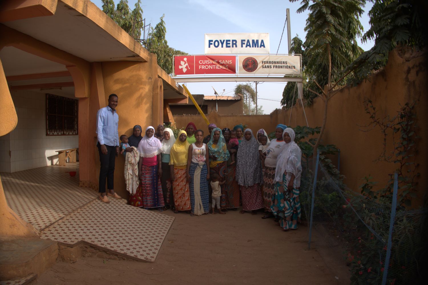 Photo de famille avec les femmes du Foyer FAMA avant de partir © Globe Reporters