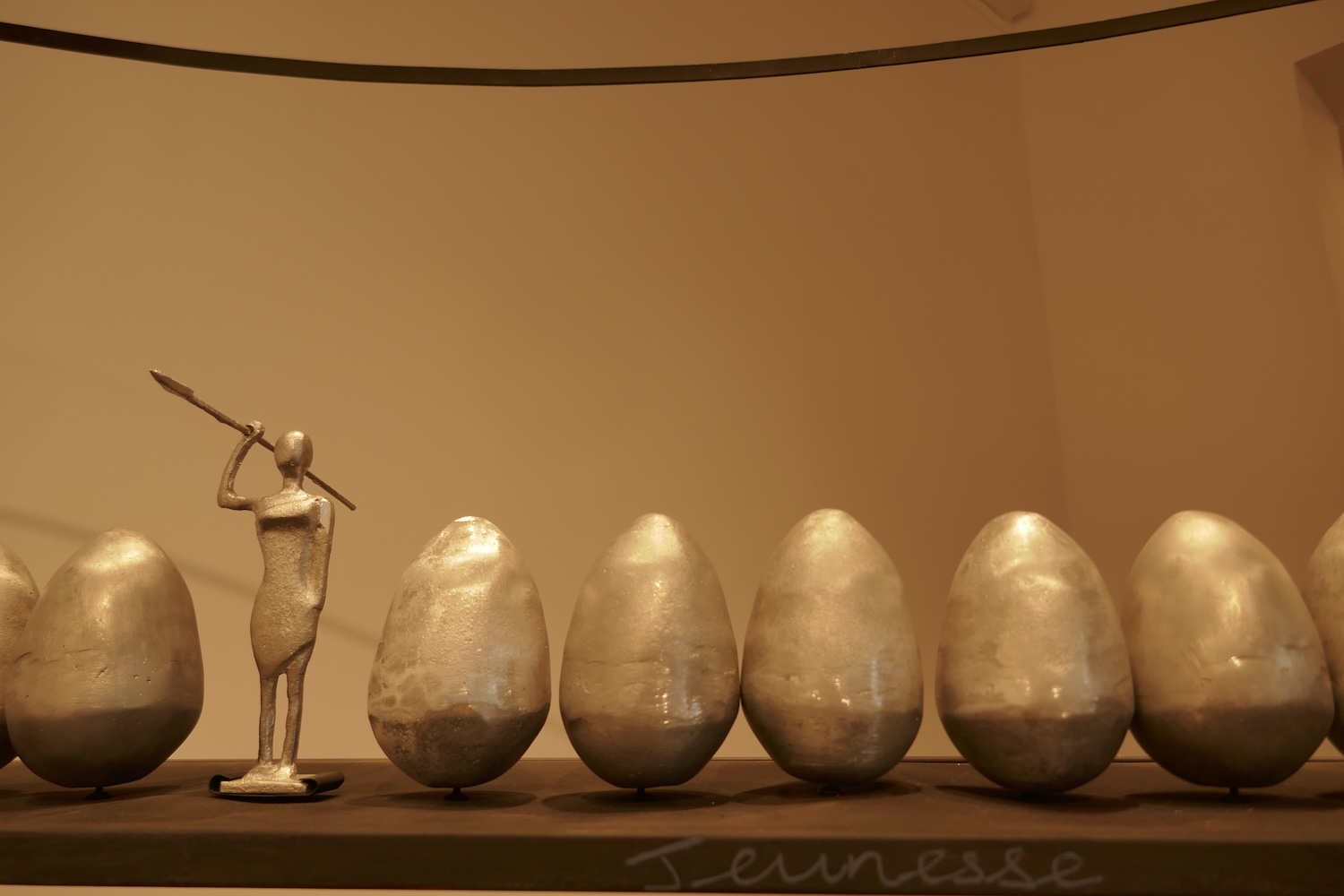 Installation appelée « érige tes récits », une bibliothèque des possibles où des statuettes sont les livres et des œufs représentent les livres du futur © Globe Reporters