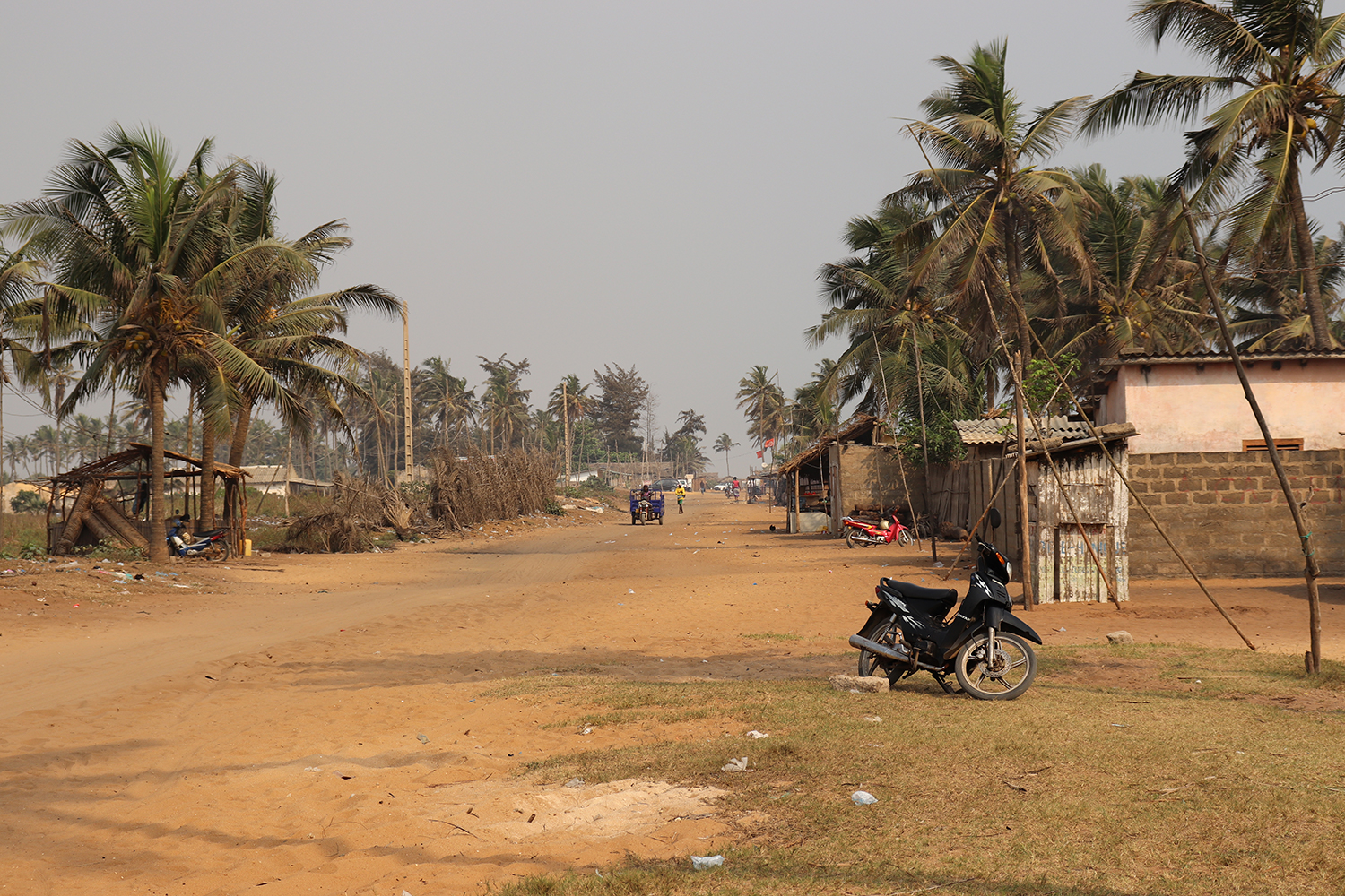 C’est ici que débute la route qui longe l’océan Atlantique et qui mène à la ville d’Ouidah en direction du pays voisin, le Togo. Sur la droite, ce sont des maisons de pêcheurs.
