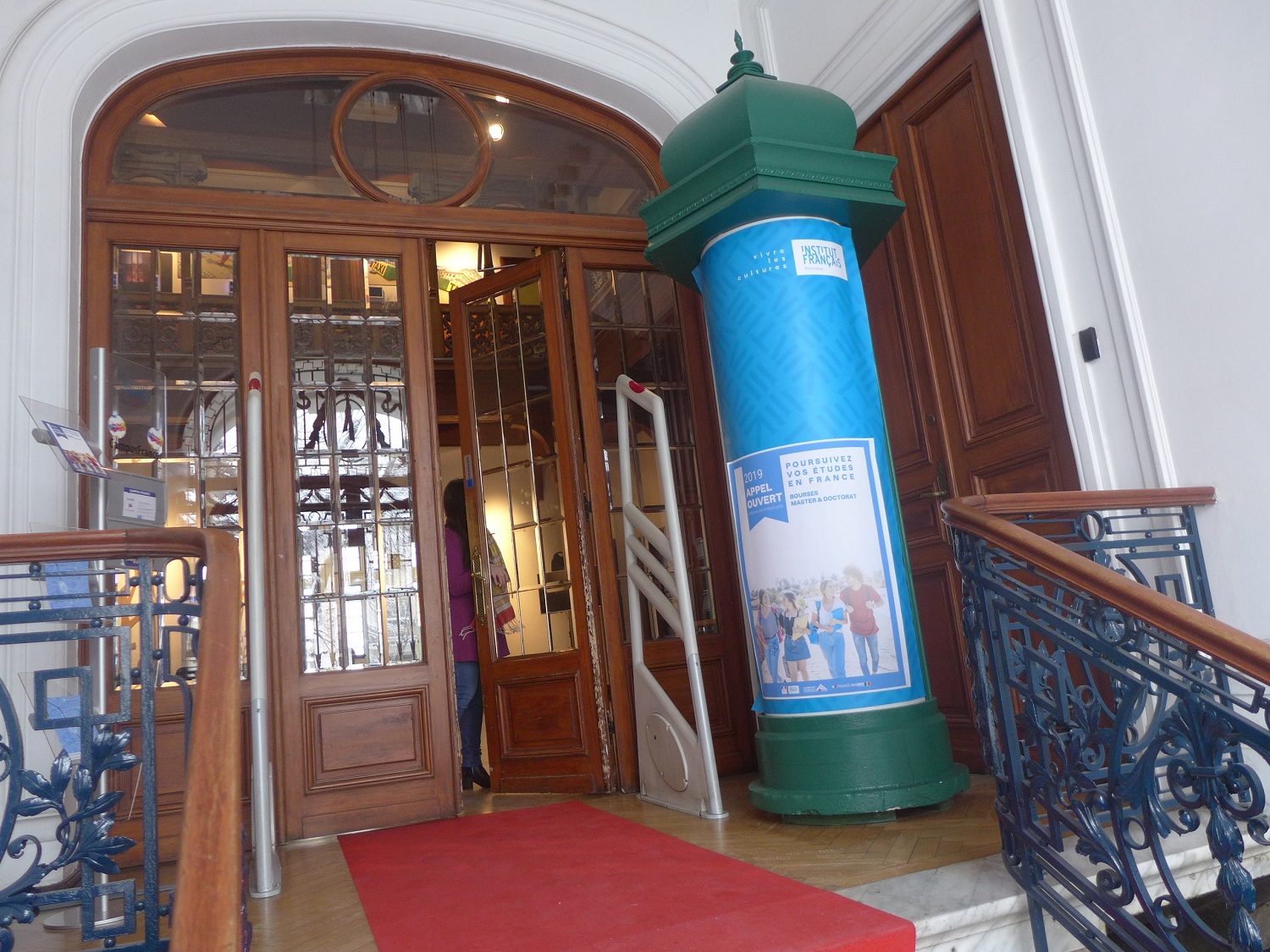 L’entrée de l’institut, avec une colonne qui ressemble à celles qu’on trouve à Paris.