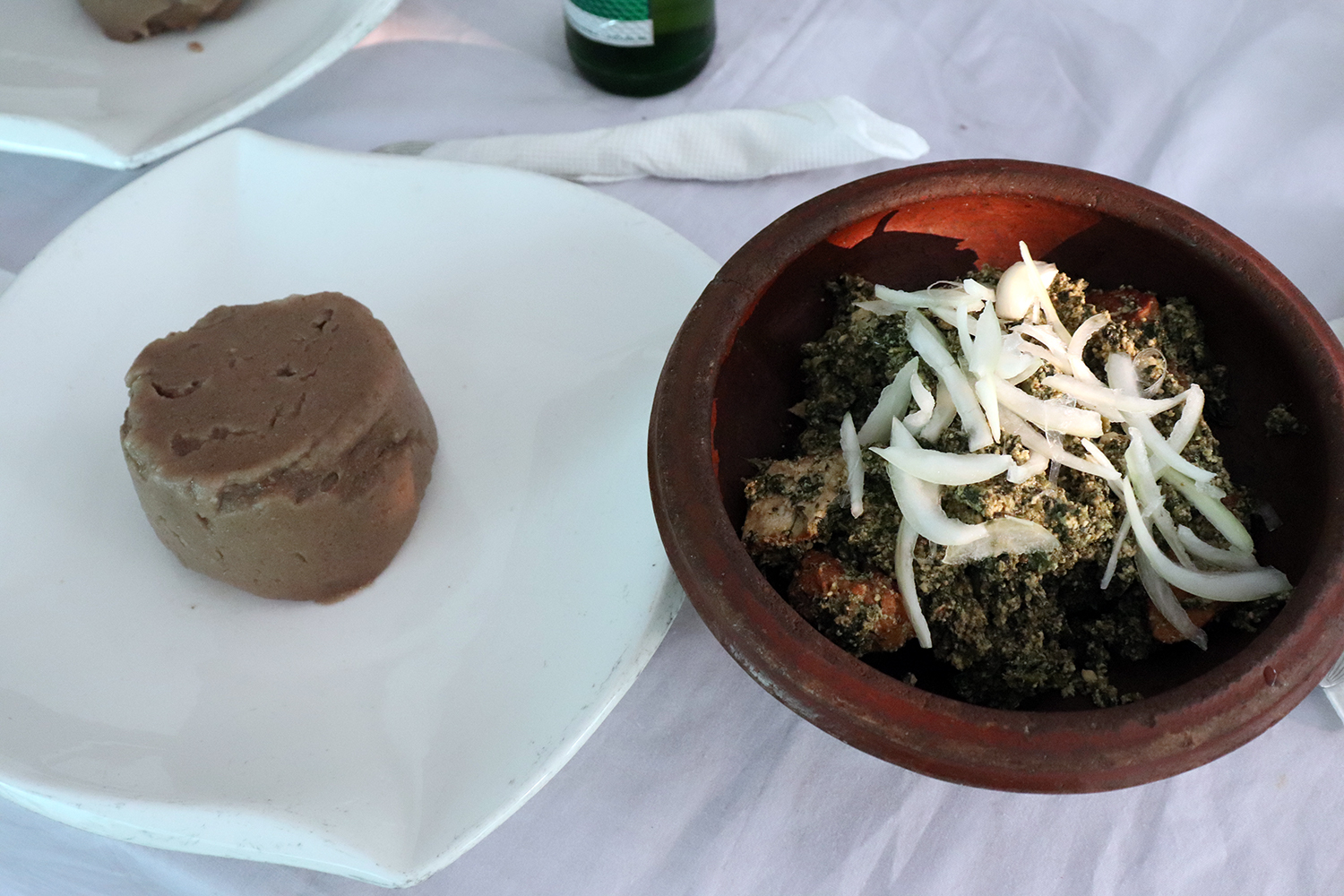Poisson mariné dans une sauce d’épinards, accompagné d’une pâte télibo, faite à base de farine d’igname séchée. 