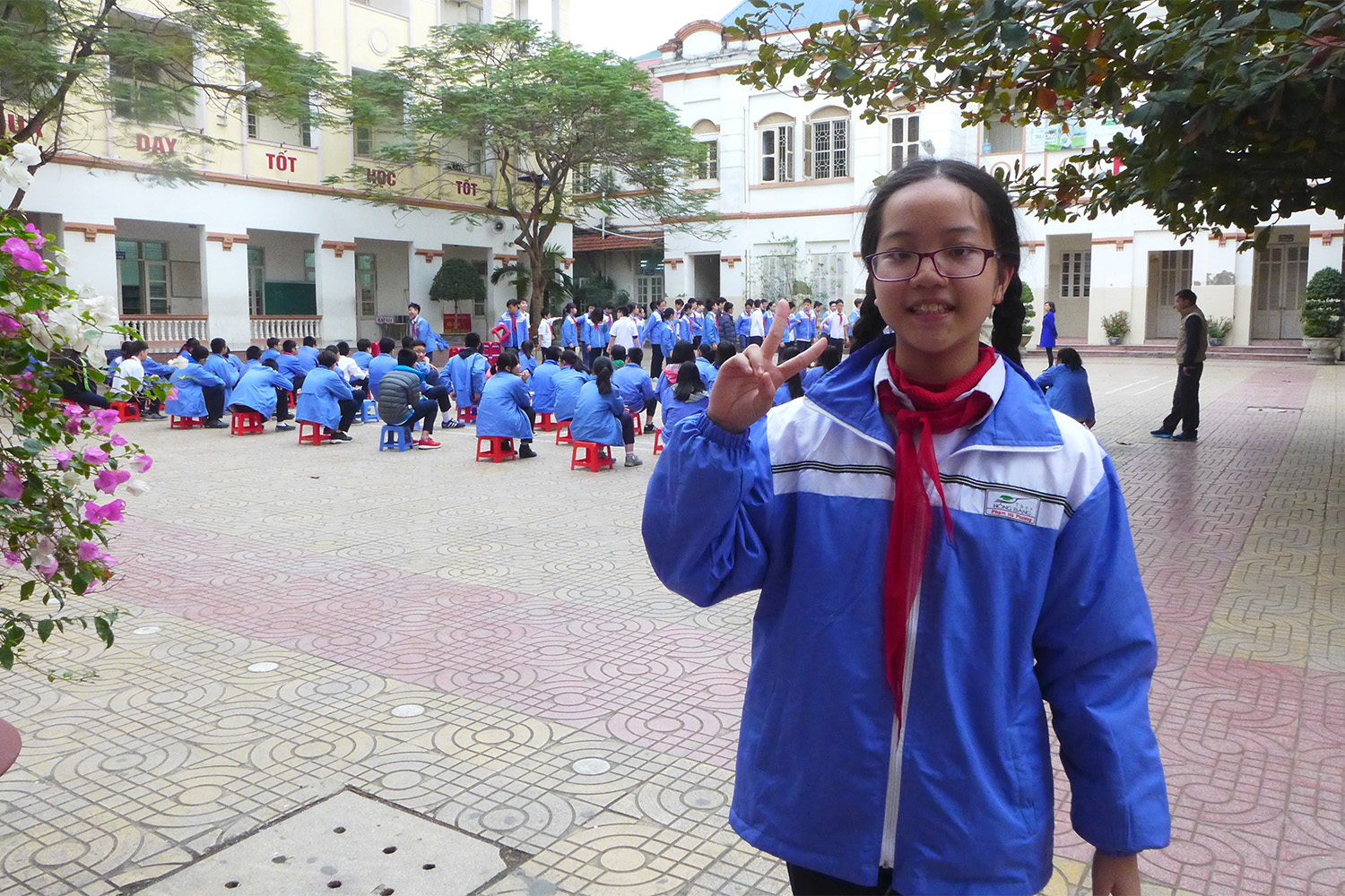 Huong a 12 ans, elle est chef de sa classe.