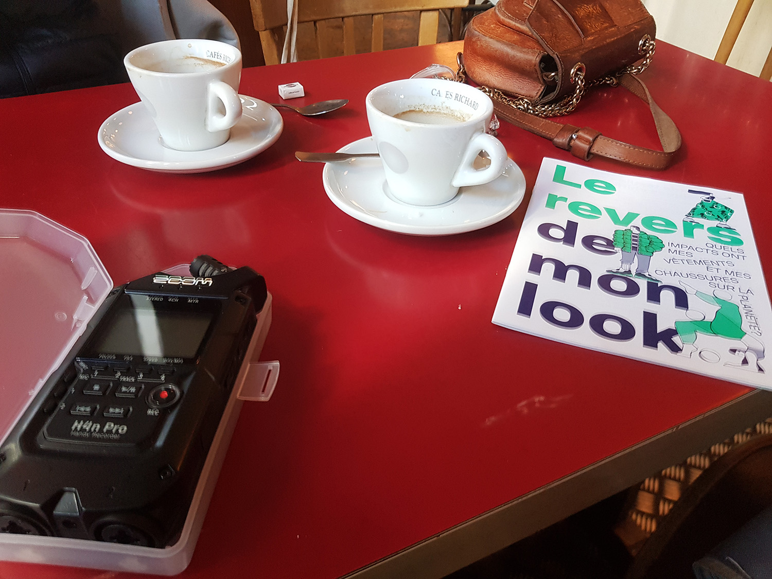 Le café est un peu bruyant, mais l’interview se déroule sans encombre, autour d’un café © Globe Reporters