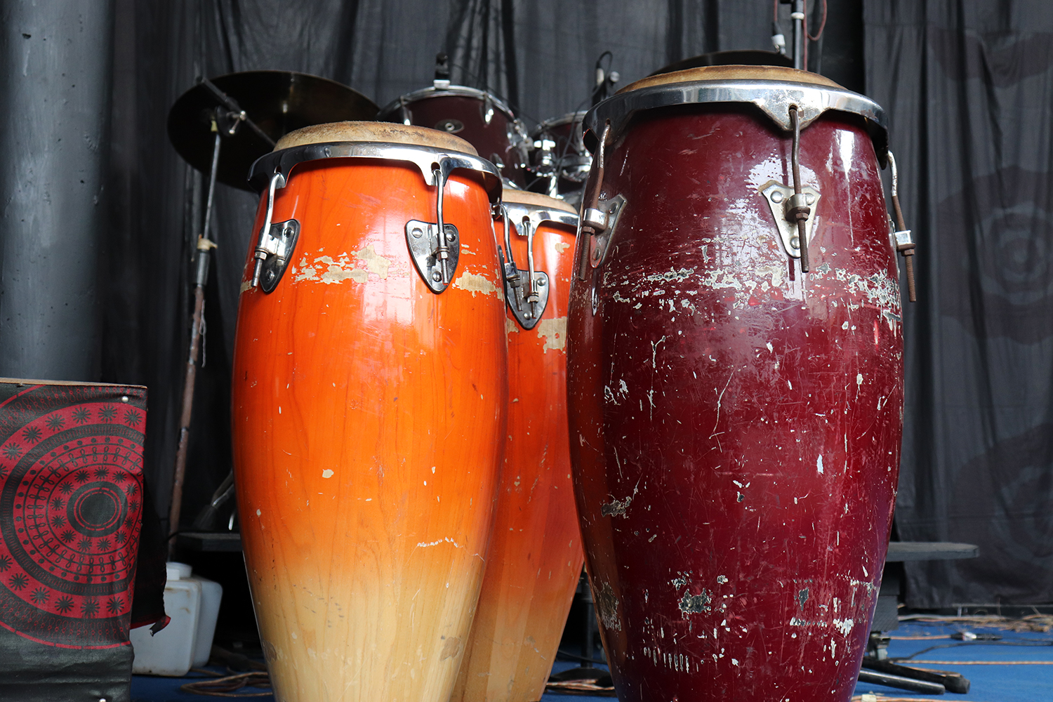 Les instruments de percussion n’attendent que le moment de vibrer sous les mains des musiciens pour faire danser le public. 