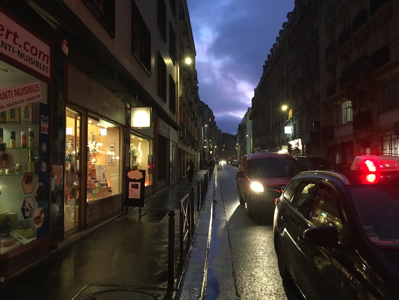 La rue de l’Institut Paris Région sous la pluie © Globe Reporters