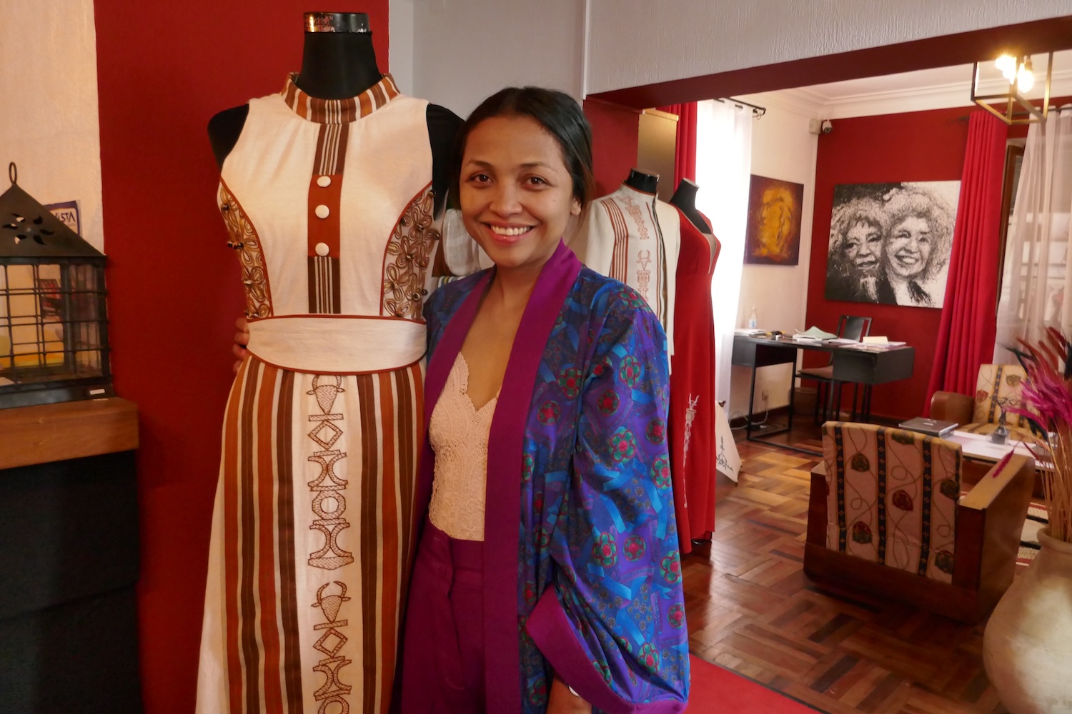 Pour Sih Rakout, la récupération des certains symboles et robes traditionnelles malgaches pour les moderniser est une de ses lignes de travail pour concevoir des robes de soirée et de fêtes © Globe Reporters