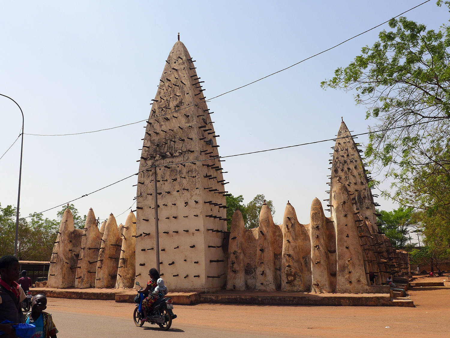 La mosquée de Bobo-Dioulasso est bien plus ancienne et date du XIème siècle. L’islam est arrivé bien avant le catholicisme, mais  l’animisme était déjà présent depuis longtemps. 