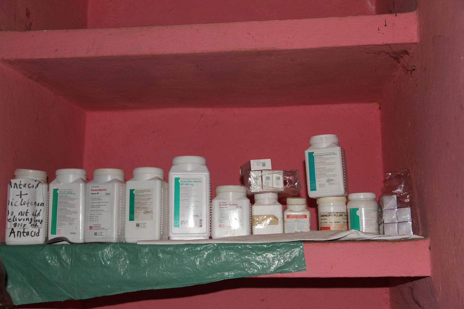 Les médicaments de la clinique des soeurs sont donnés par des ONGs internationales, mais ne suffisent pas.