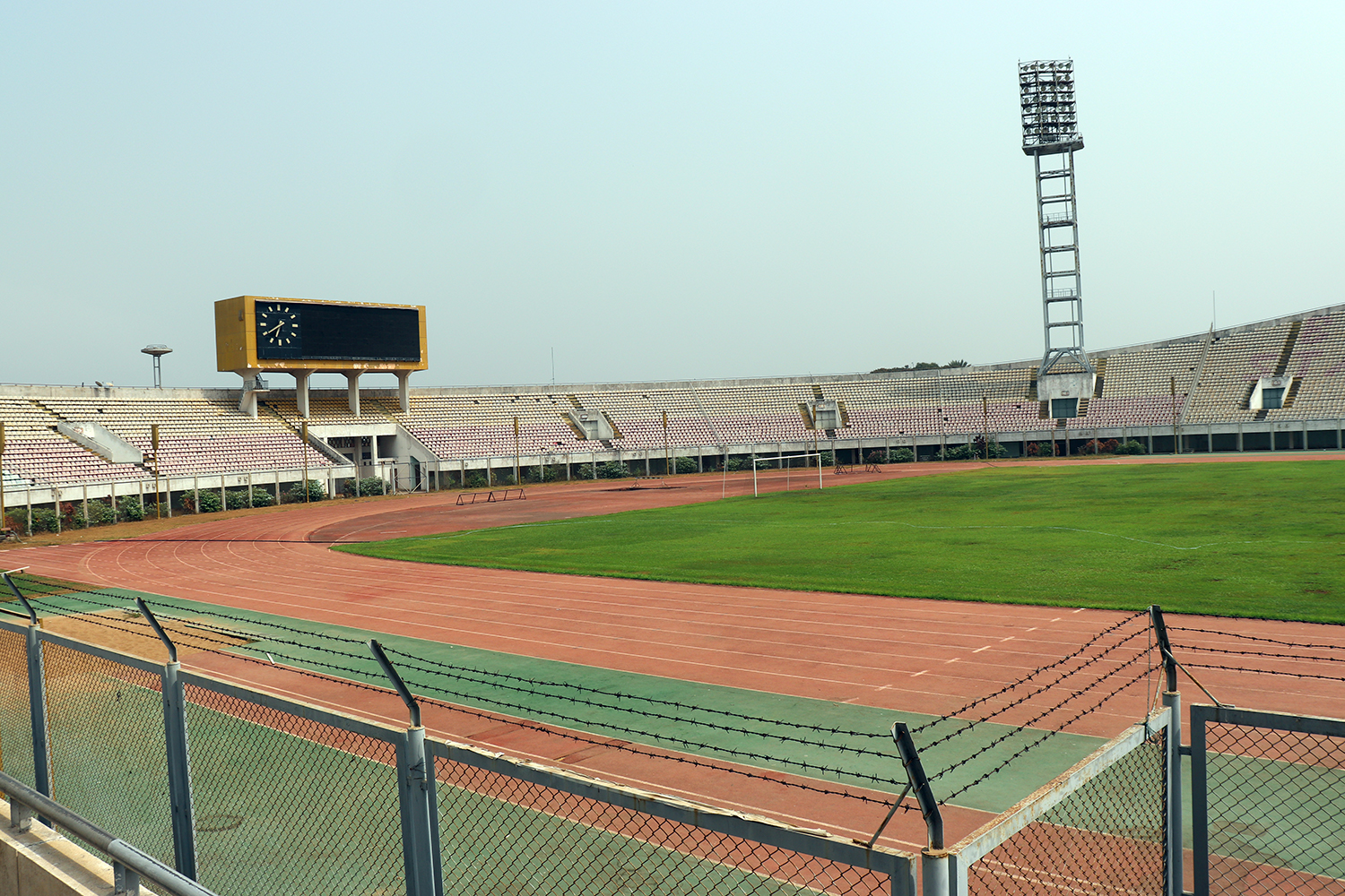 Le stade est situé dans le quartier de Kouhounou à Cotonou.