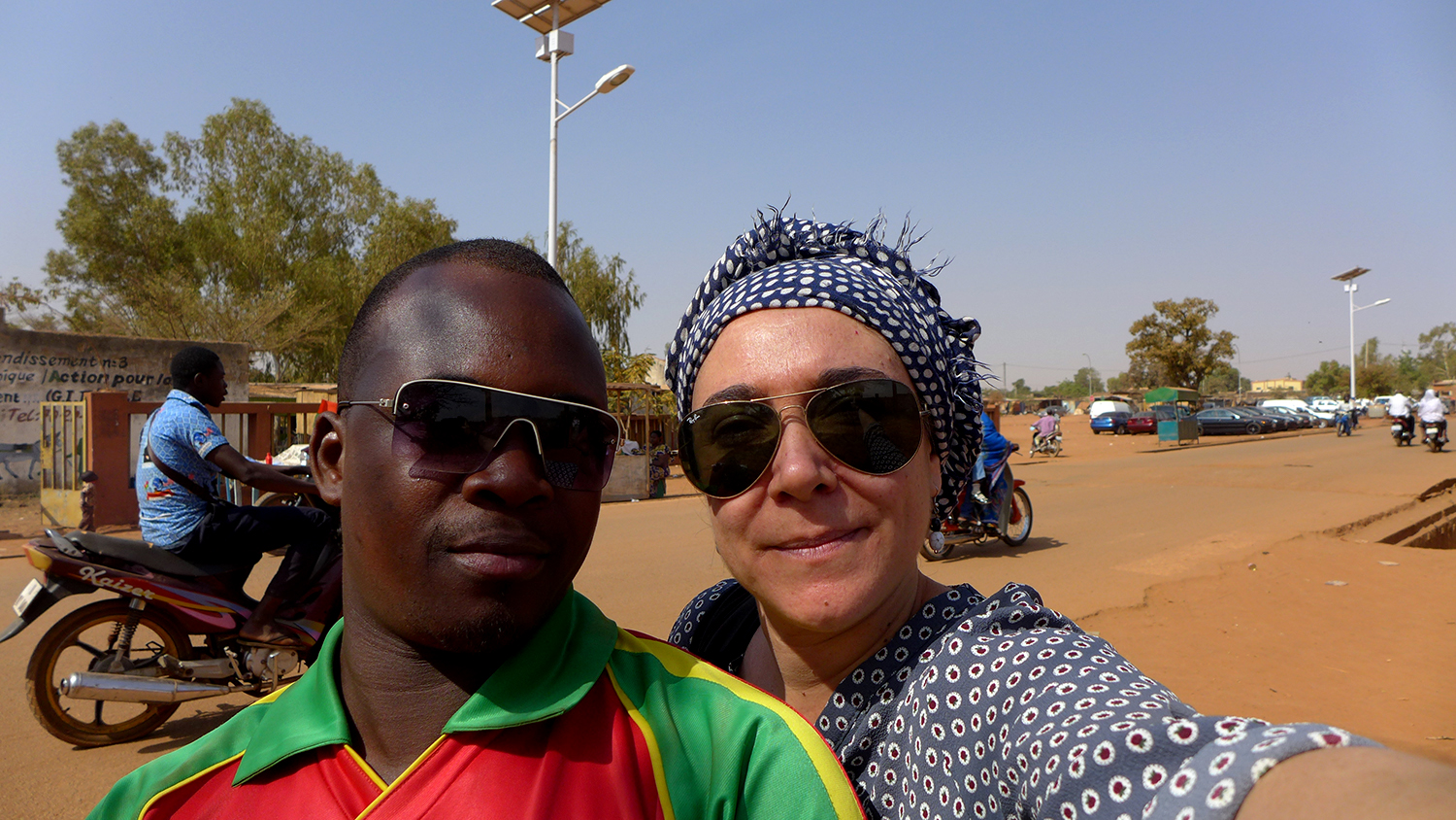 Soumaila et l’envoyée spéciale, prêts à parcourir les rues de Ouaga pour les globe-reporters © Globe Reporters