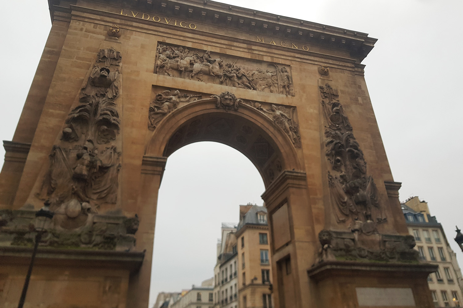 Le quatier est notamment connu pour ses portes : la Porte Saint-Martin et la porte Saint-Denis (photo). Elle a été construite à la fin du XVIIeme et se situe sur le tracé de l’ancienne enceinte de la ville de Paris © Globe Reporters