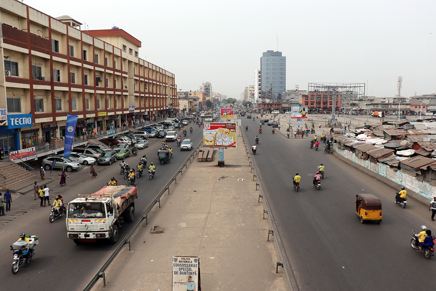 Une rue du centre-ville de Cotonou.