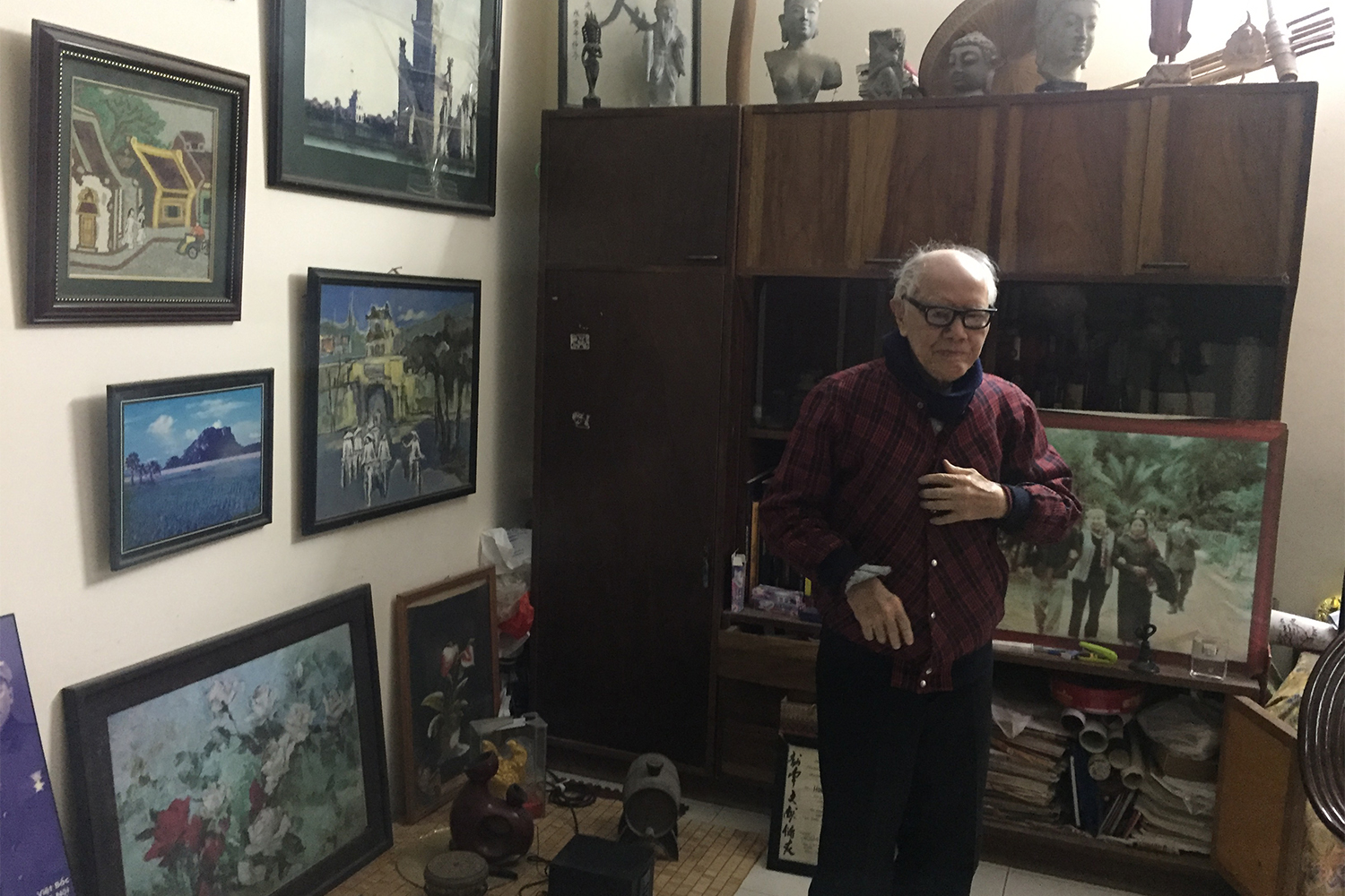Hữu Ngọc nous a reçu chez lui. A 99 ans, il garde le sourire, la pêche et l’envie de transmettre sa passion pour la culture vietnamienne.