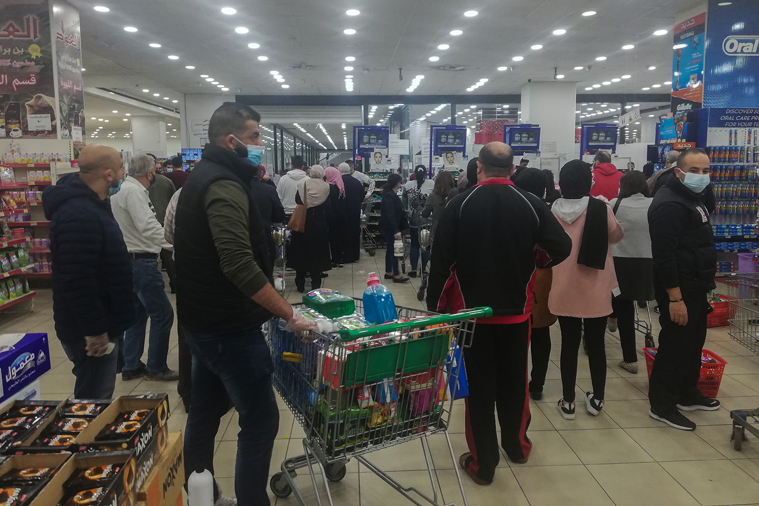 Durant trois jours, les supermarchés sont pris d’assaut par les habitants. Le gouvernement l’a annoncé : les supermarchés seront fermés © Globe Reporters