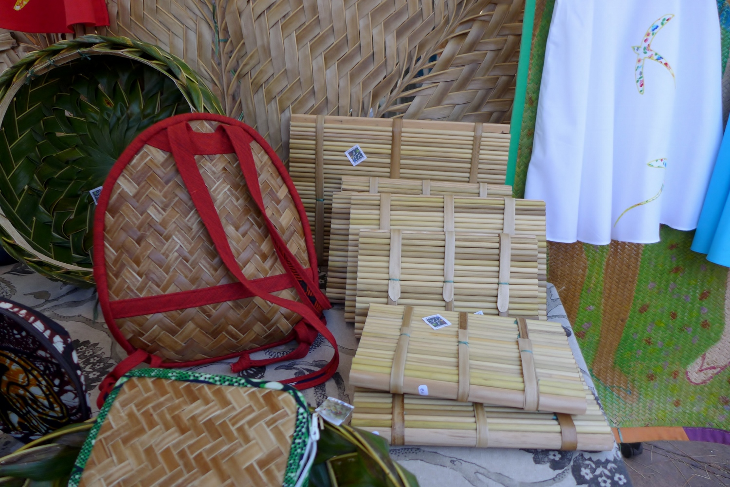 Le Kayamb est fabriqué à partir des tiges des fleurs de la canne à sucre, dans lesquelles on place des graines de safran.