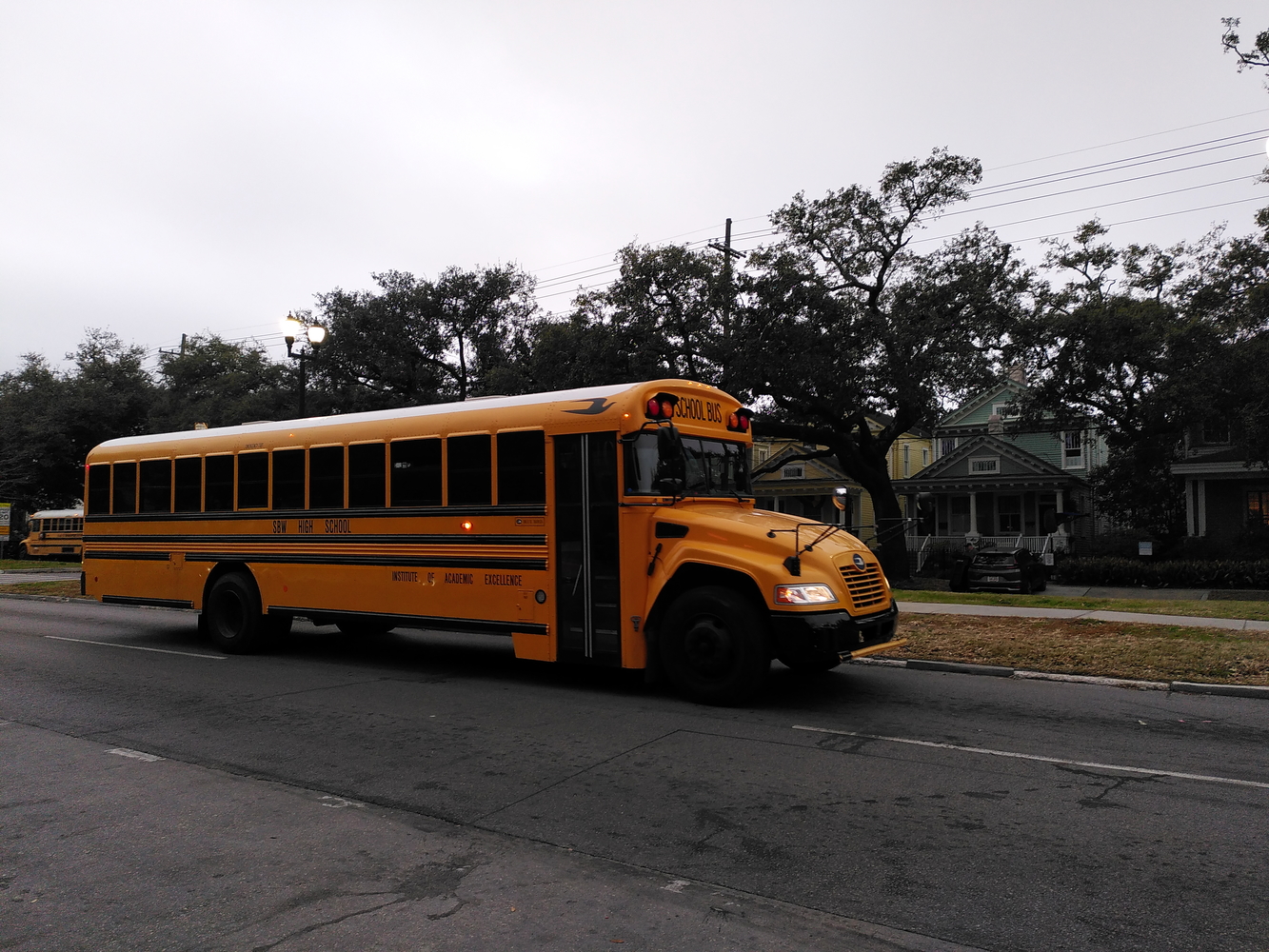 Un bus scolaire sur l’avenue Napoléon © Globe Reporters