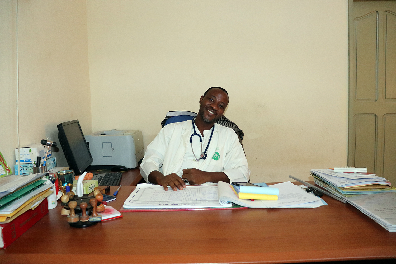 Alassane ADAM a suivi des formations auprès de médecins étrangers pour sa spécialisation en diabète et en paludisme.